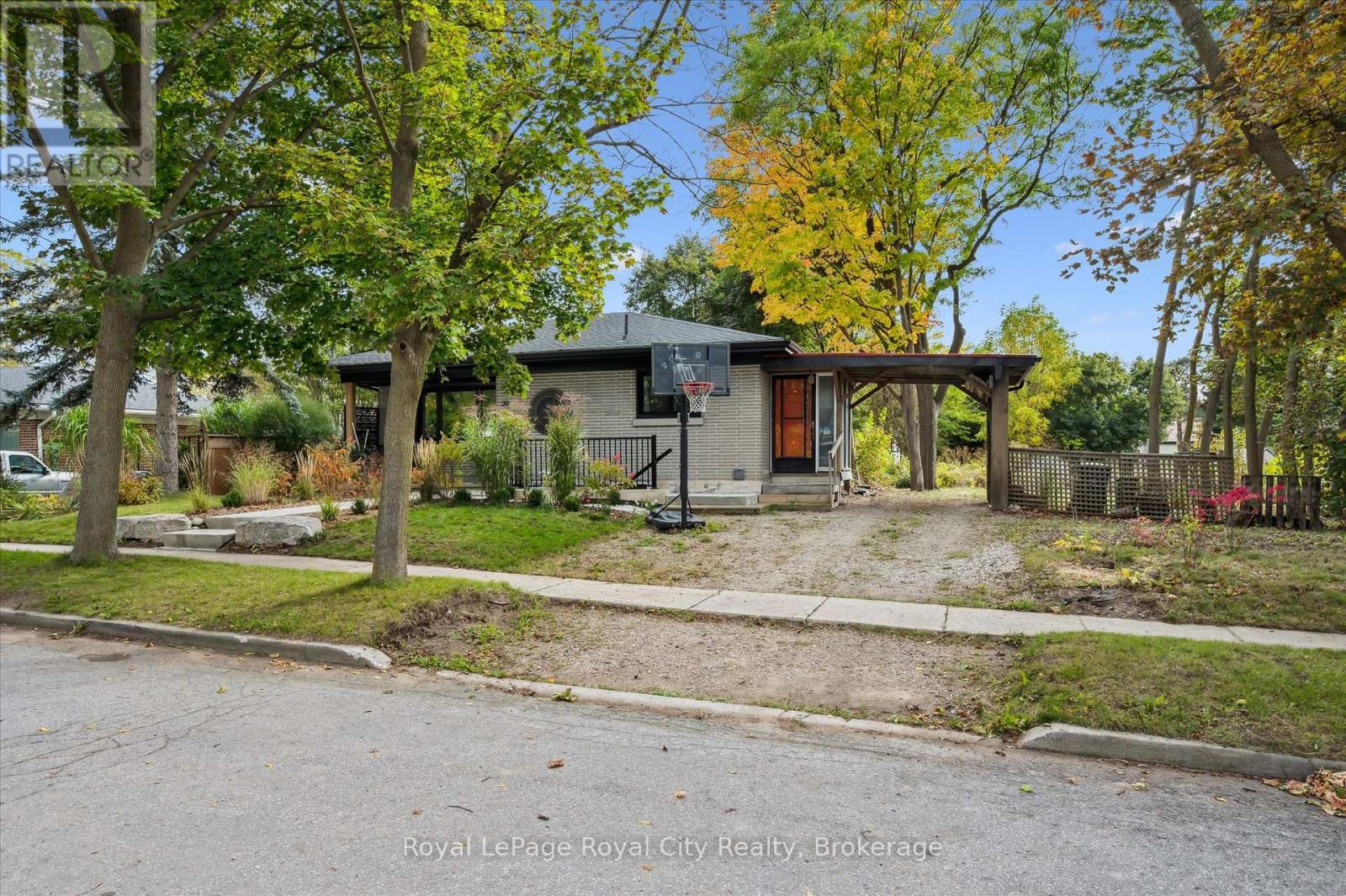 












20 HIGHVIEW PLACE

,
Guelph (Exhibition Park),




Ontario
N1H1M7

