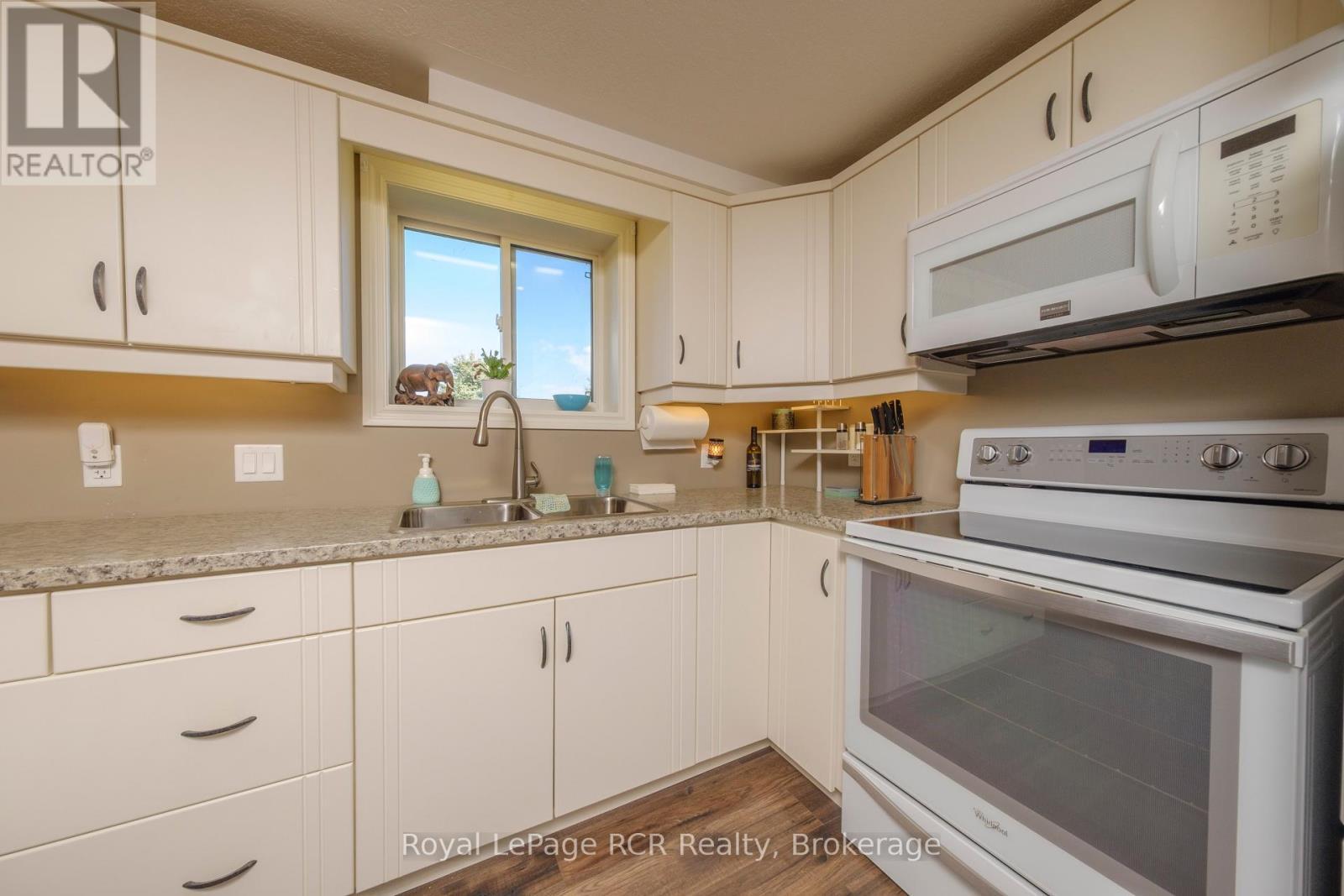 












54 LAKEFIELD DRIVE

,
Kincardine,




Ontario
N2Z0C9

