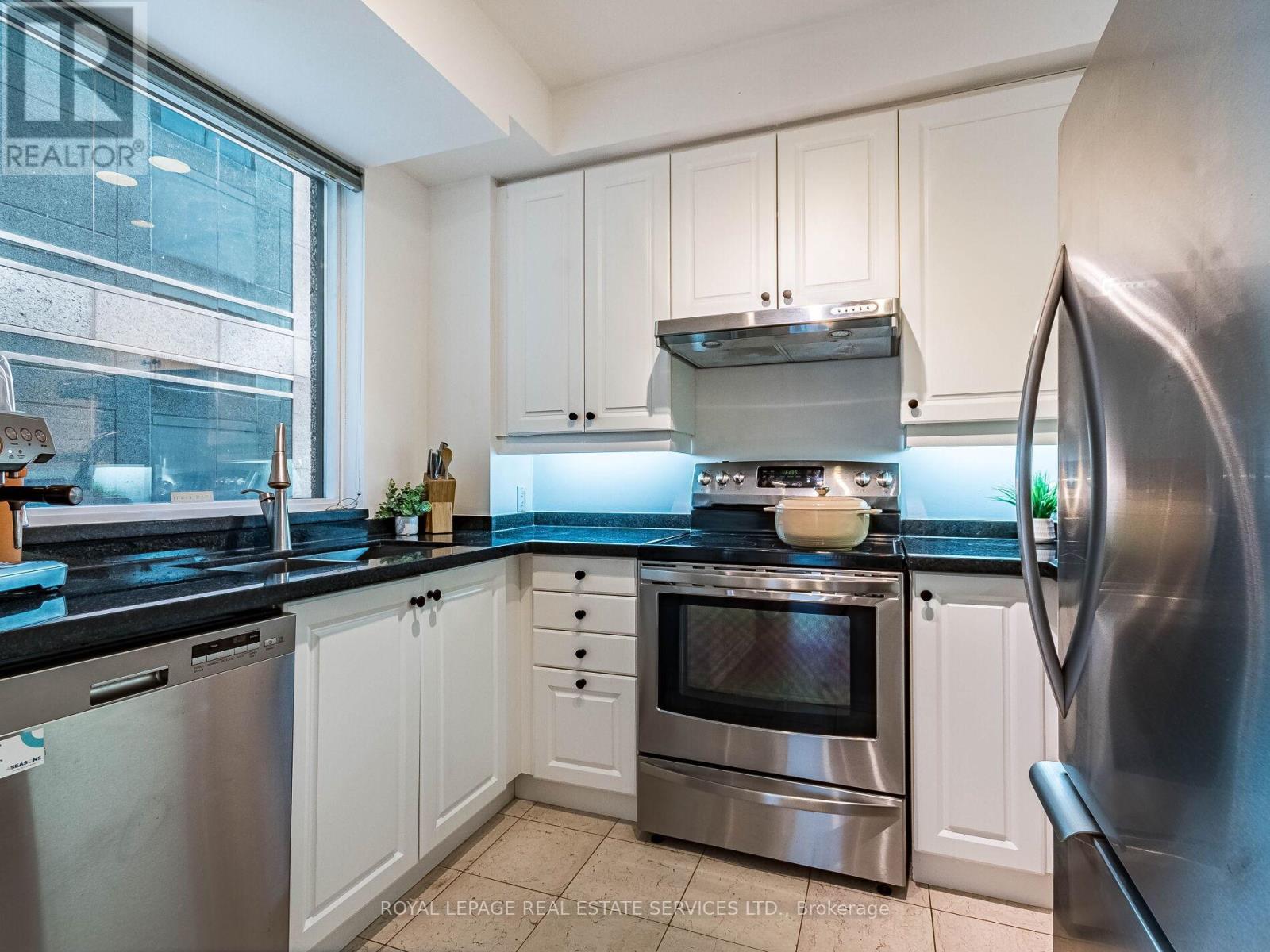 












802 - 55 BLOOR STREET E

,
Toronto,




Ontario
M4W3W6

