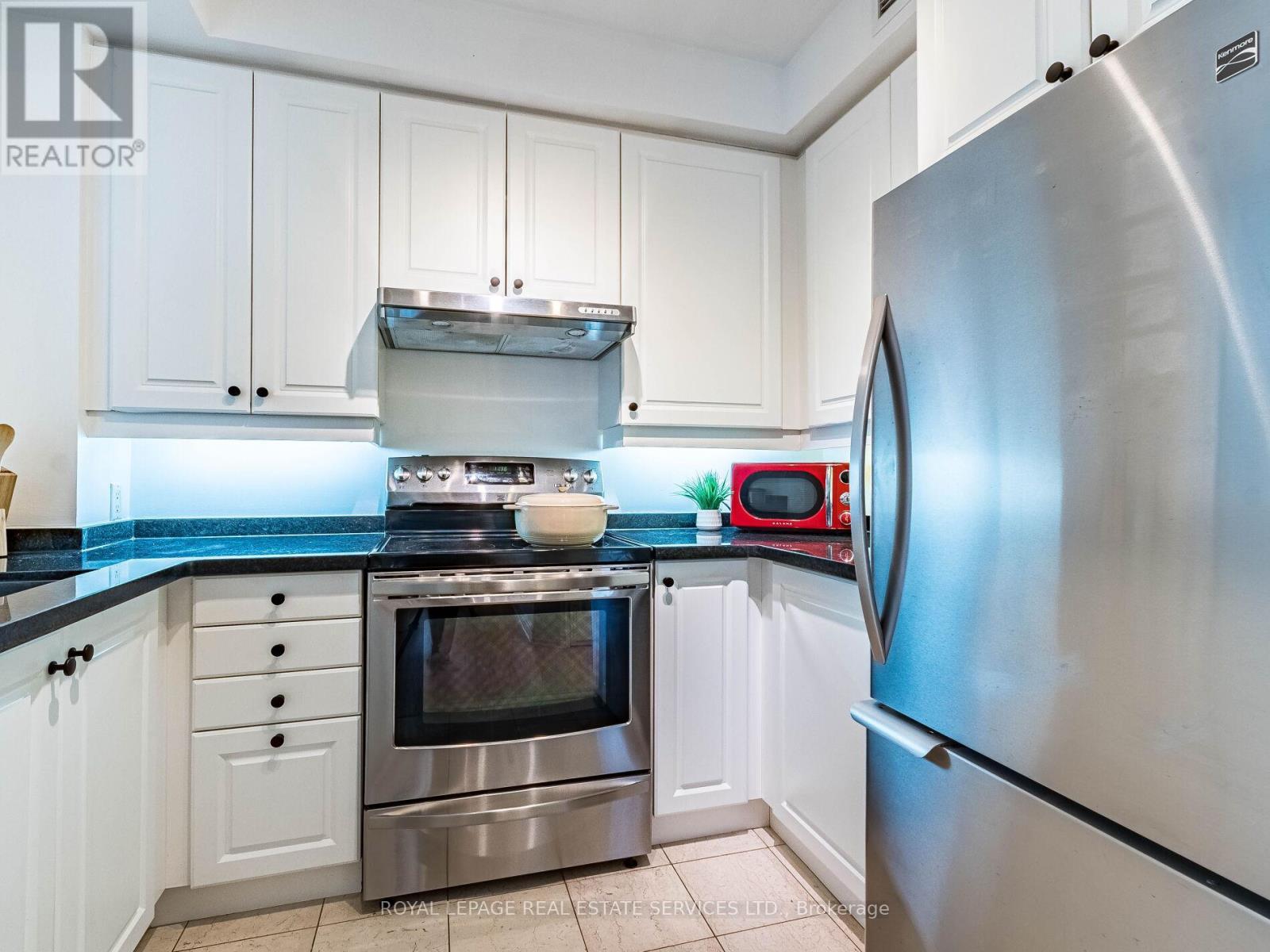 












802 - 55 BLOOR STREET E

,
Toronto,




Ontario
M4W3W6

