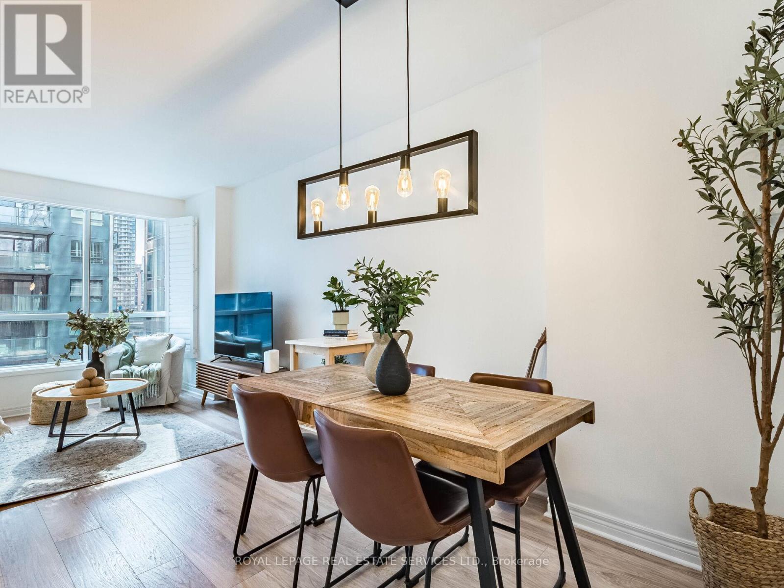 












802 - 55 BLOOR STREET E

,
Toronto,




Ontario
M4W3W6

