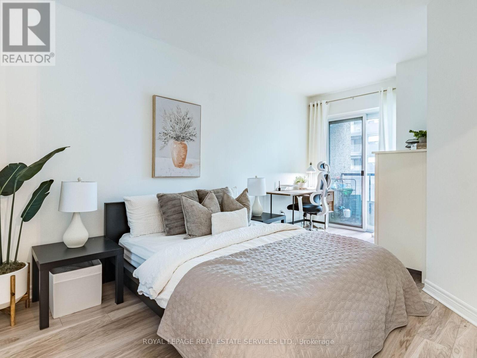 












802 - 55 BLOOR STREET E

,
Toronto,




Ontario
M4W3W6

