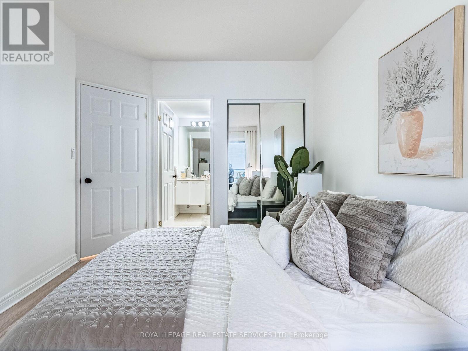 












802 - 55 BLOOR STREET E

,
Toronto,




Ontario
M4W3W6

