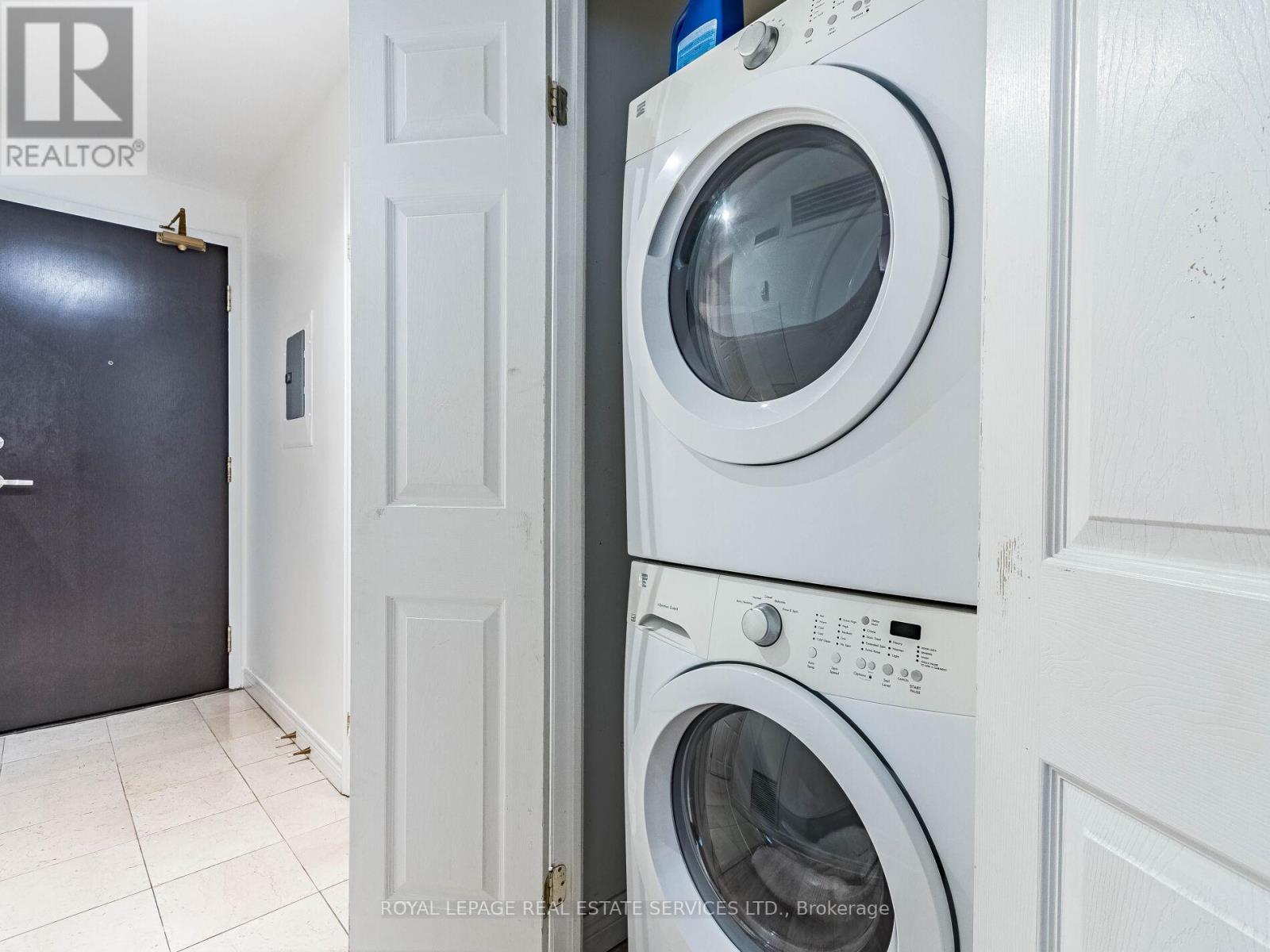 












802 - 55 BLOOR STREET E

,
Toronto,




Ontario
M4W3W6

