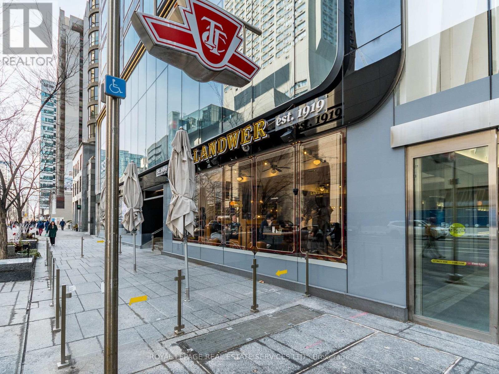 












802 - 55 BLOOR STREET E

,
Toronto,




Ontario
M4W3W6

