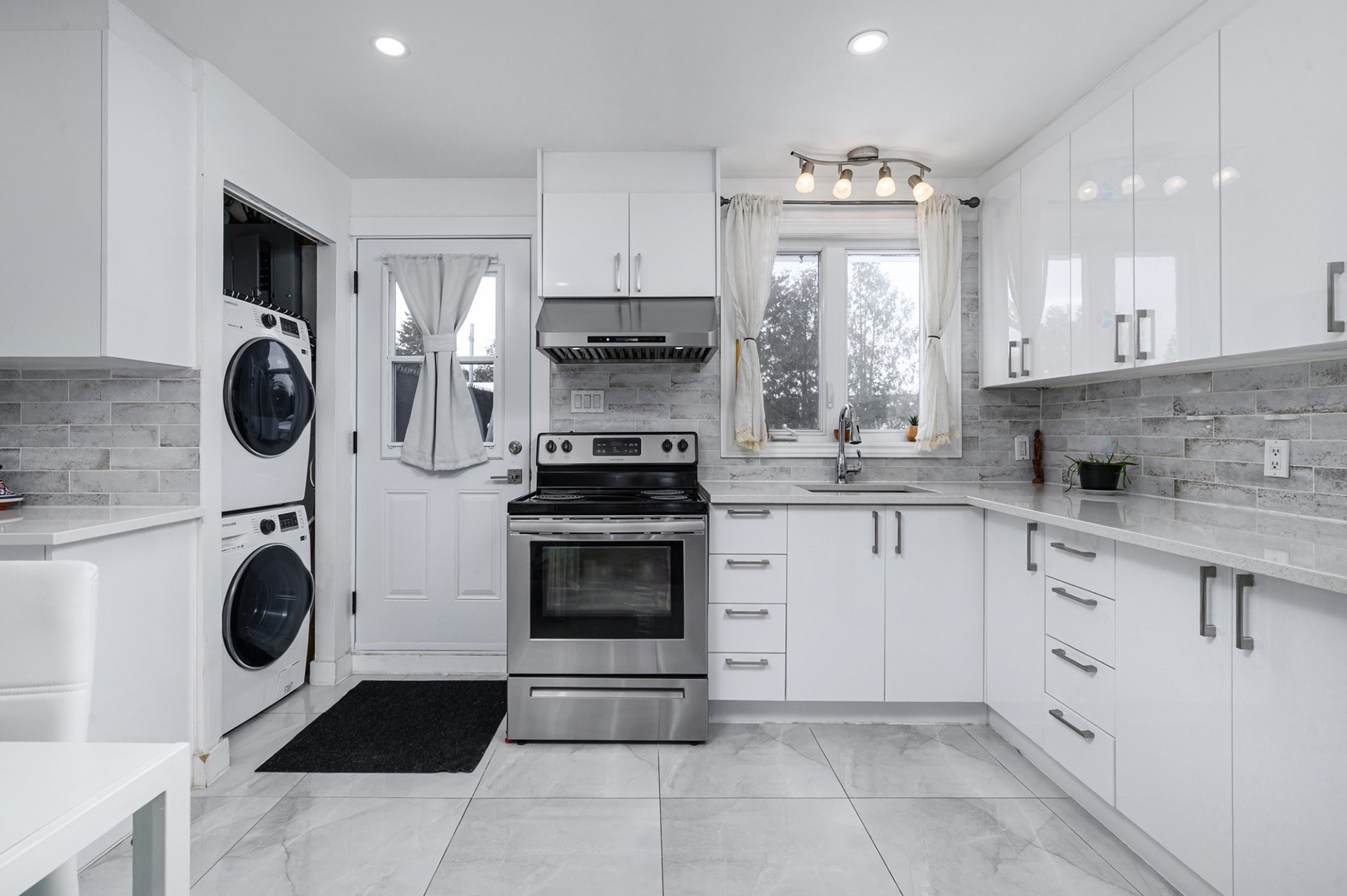 









1131


Boul. Payer

,
Longueuil (Greenfield Park),




QC
J4V1C2

