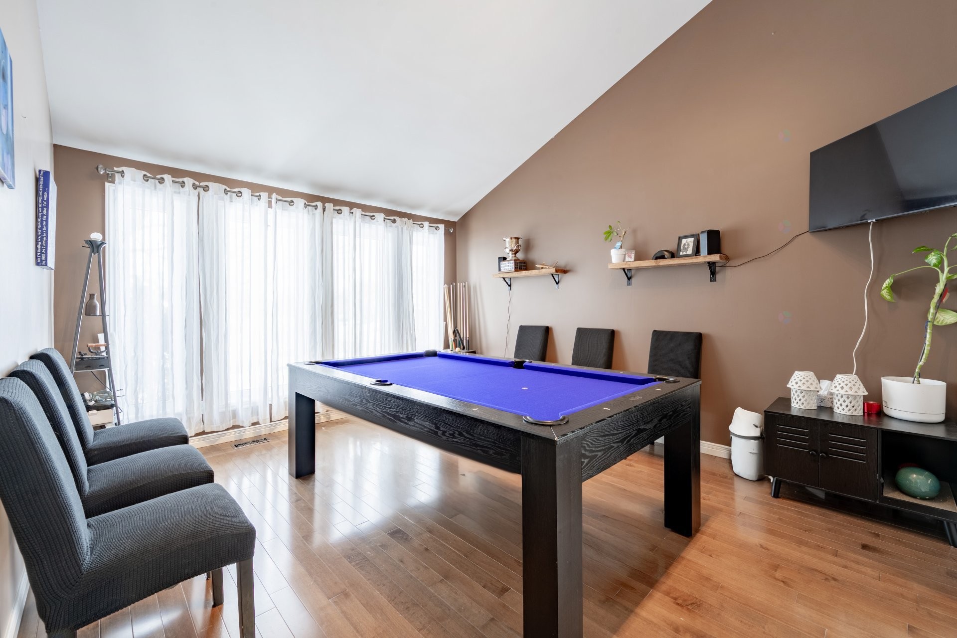 









218


Rue du Niagara

,
Kirkland,




QC
H9J3W7

