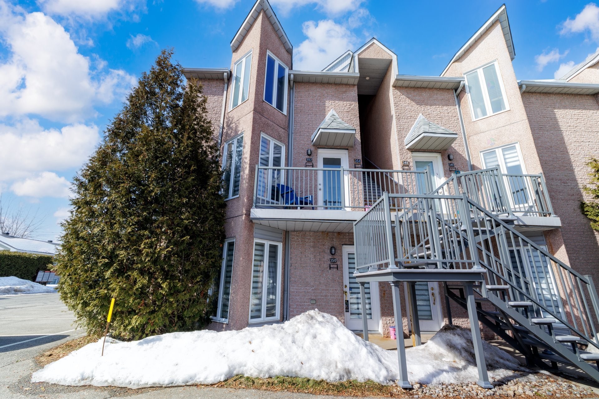 









352


Rue des Pionniers

,
L'Île-Perrot,




QC
J7V8K6

