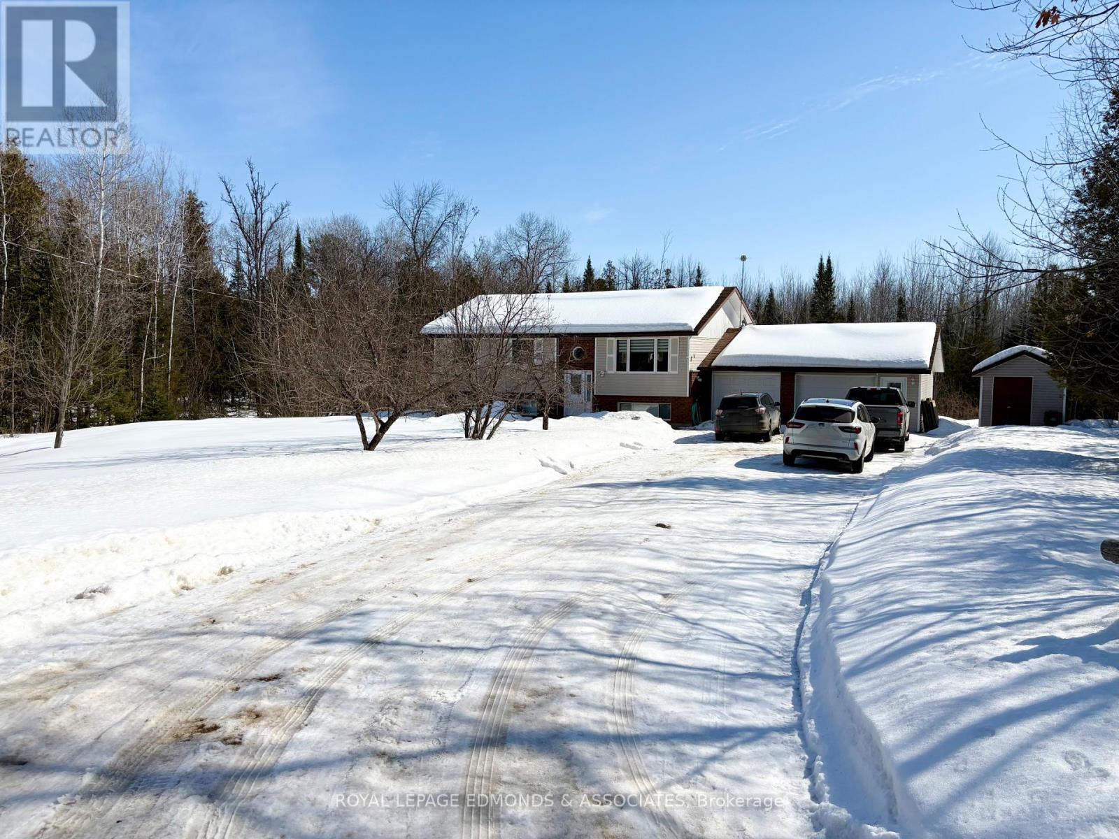 












418 FOREST PARK ROAD

,
Laurentian Valley,




Ontario
K8A6W2

