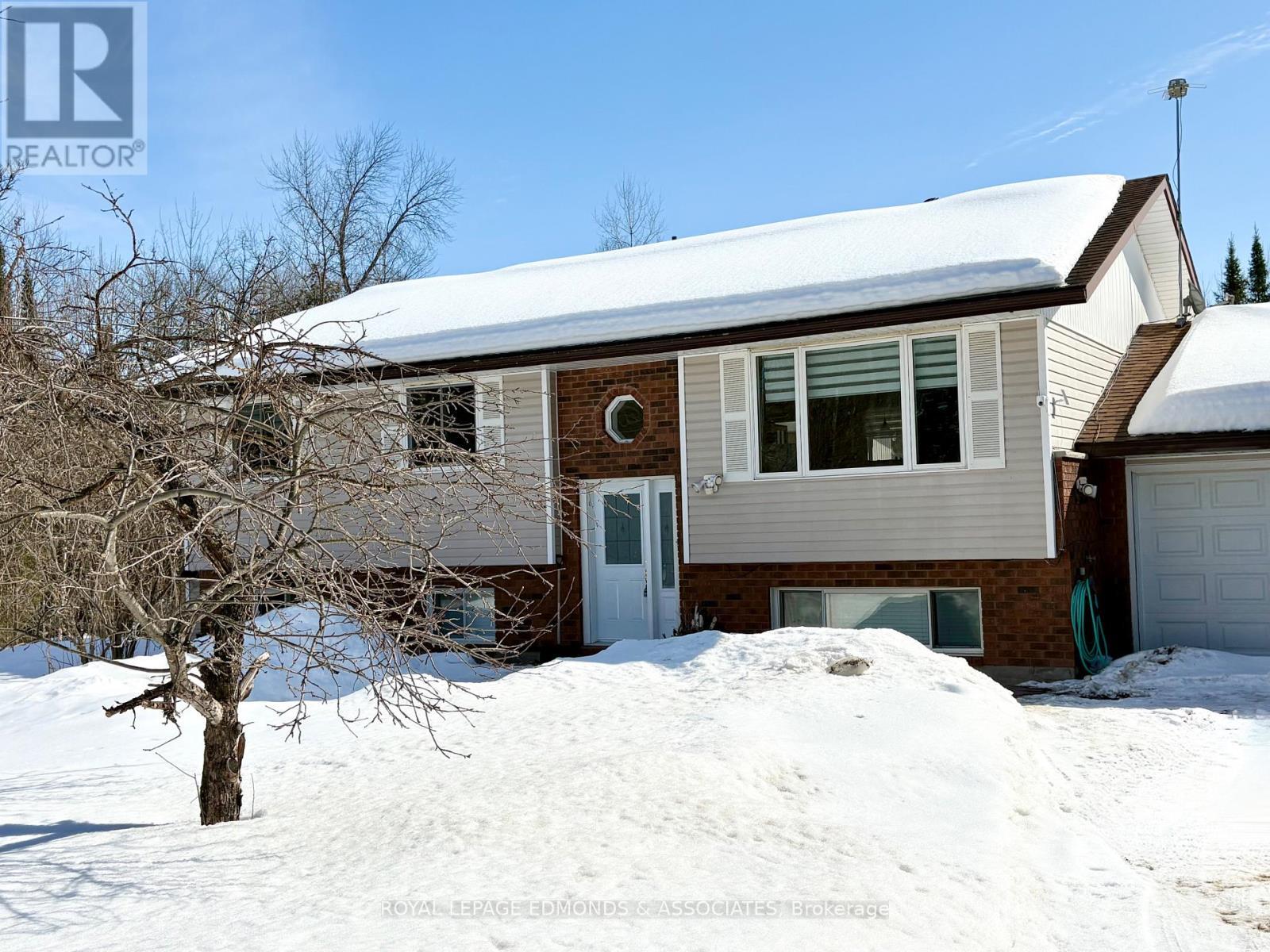 












418 FOREST PARK ROAD

,
Laurentian Valley,




Ontario
K8A6W2

