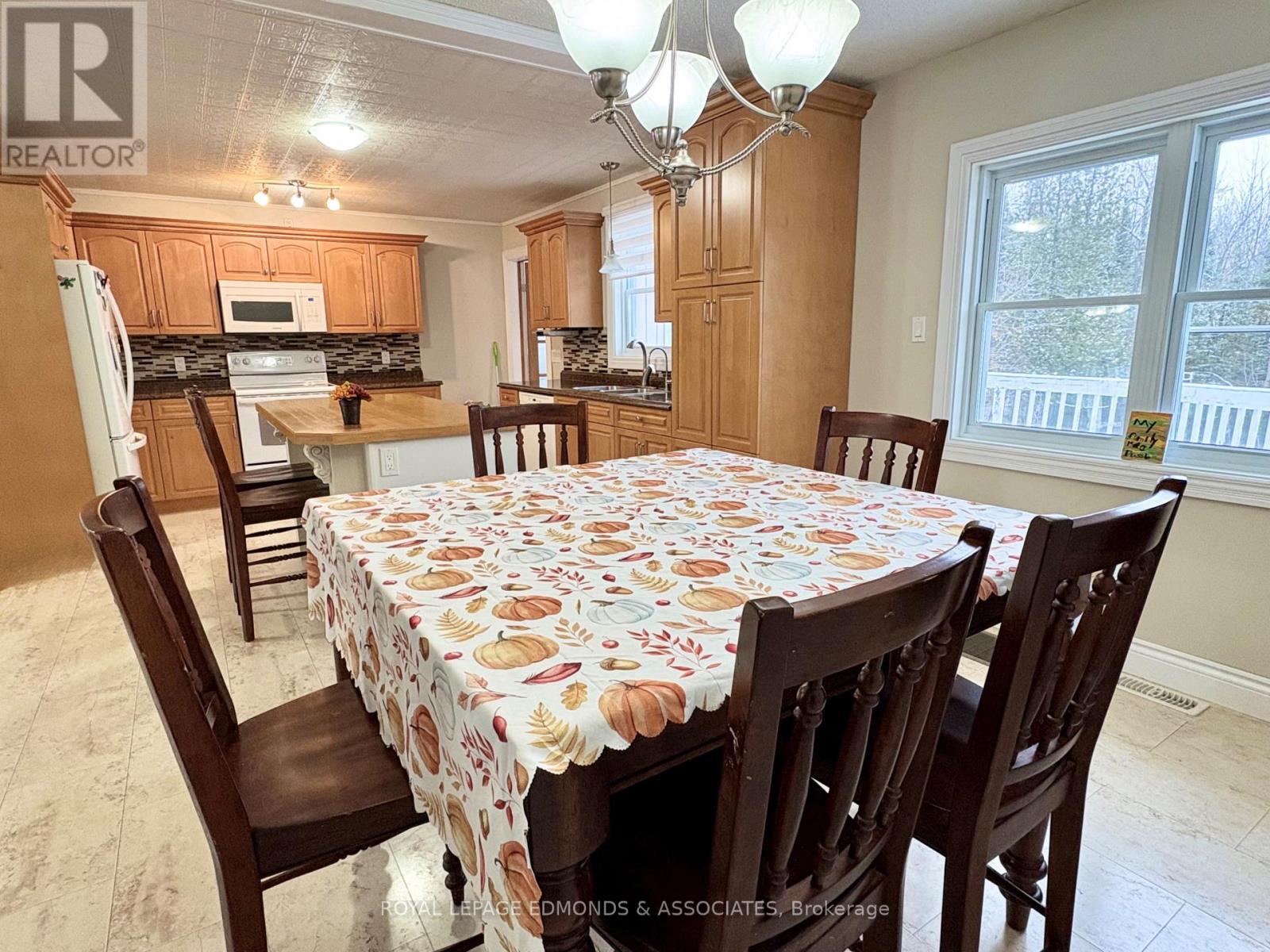 












418 FOREST PARK ROAD

,
Laurentian Valley,




Ontario
K8A6W2

