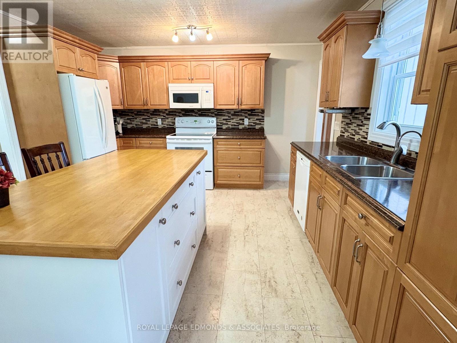 












418 FOREST PARK ROAD

,
Laurentian Valley,




Ontario
K8A6W2

