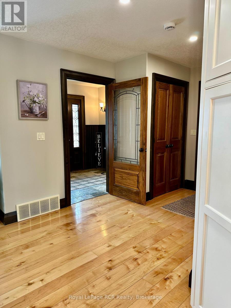 












241 4TH STREET CRESCENT

,
Hanover,




Ontario
N4N3S9

