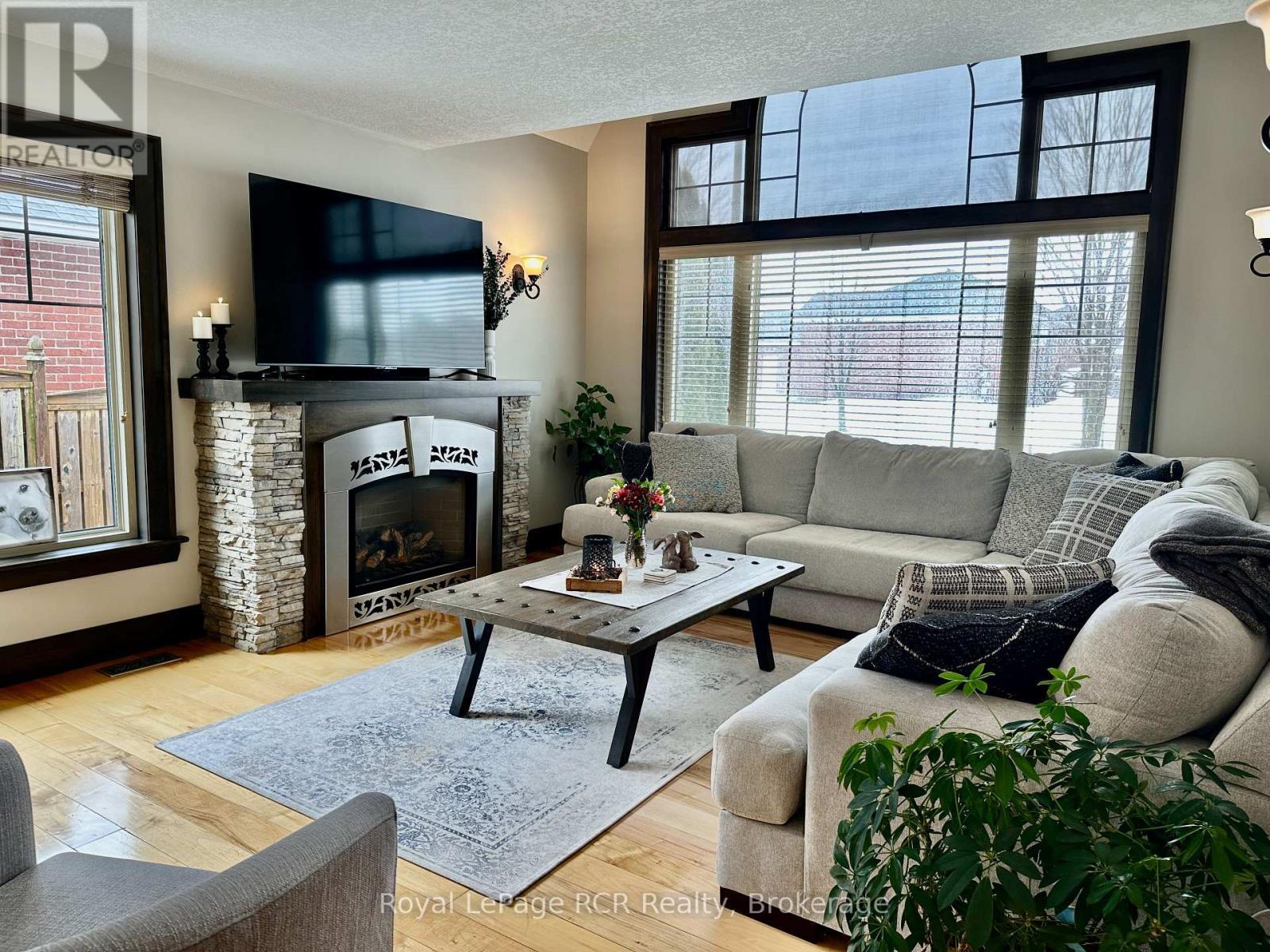 












241 4TH STREET CRESCENT

,
Hanover,




Ontario
N4N3S9

