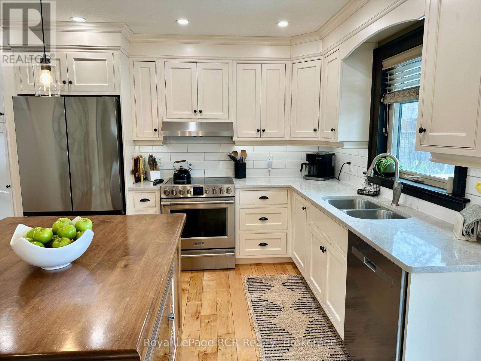 












241 4TH STREET CRESCENT

,
Hanover,




Ontario
N4N3S9

