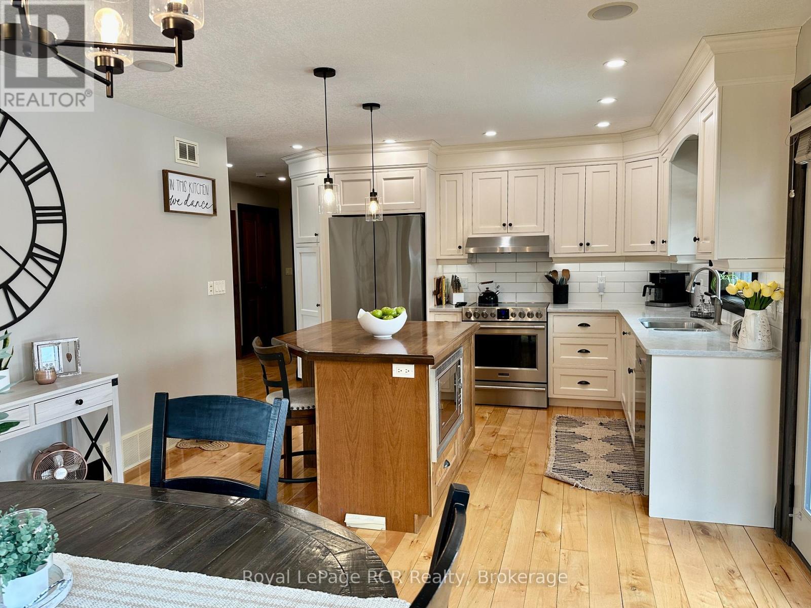 












241 4TH STREET CRESCENT

,
Hanover,




Ontario
N4N3S9

