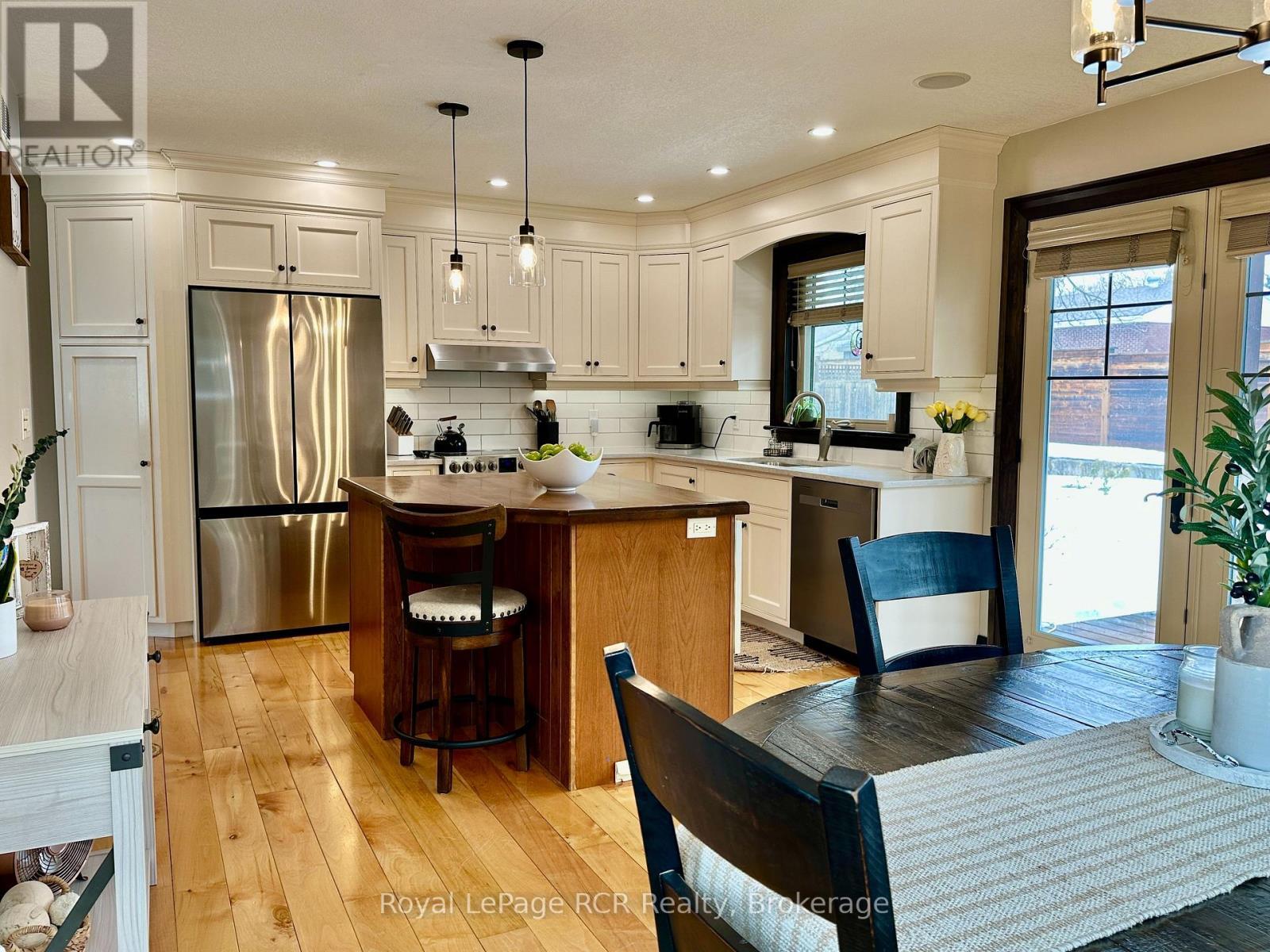 












241 4TH STREET CRESCENT

,
Hanover,




Ontario
N4N3S9

