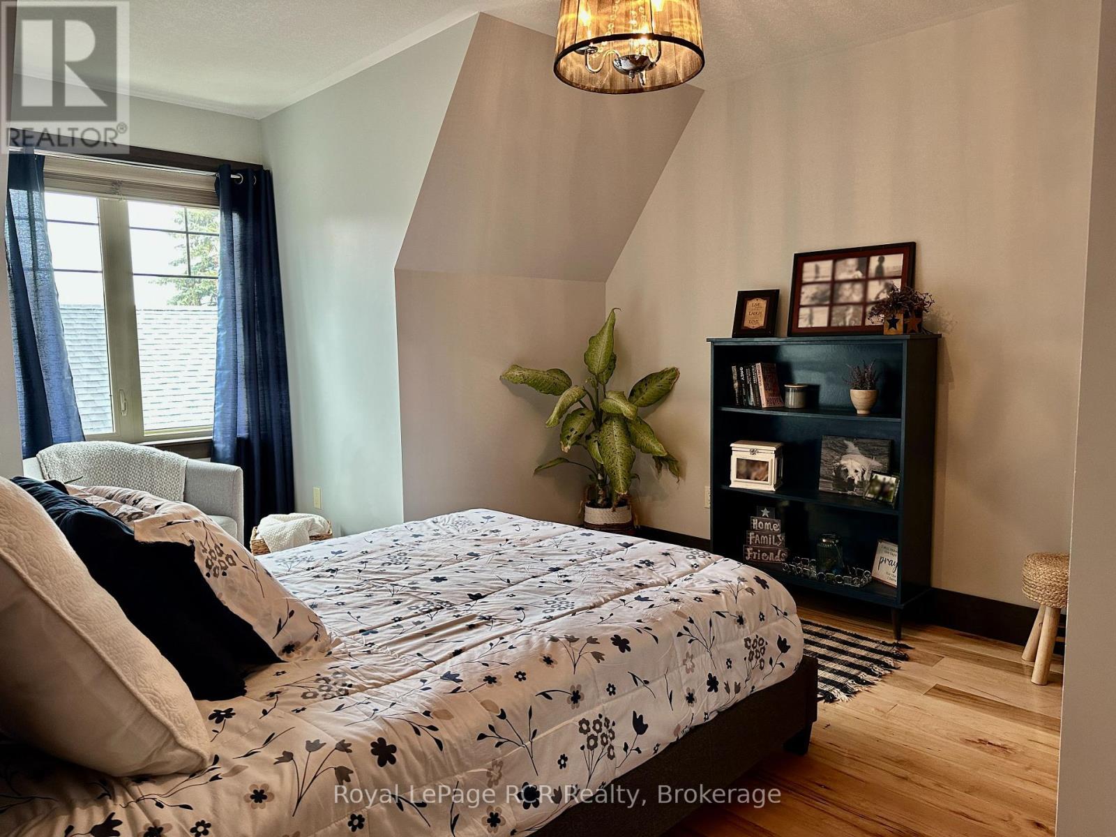 












241 4TH STREET CRESCENT

,
Hanover,




Ontario
N4N3S9

