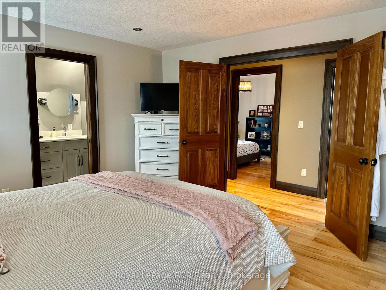 












241 4TH STREET CRESCENT

,
Hanover,




Ontario
N4N3S9

