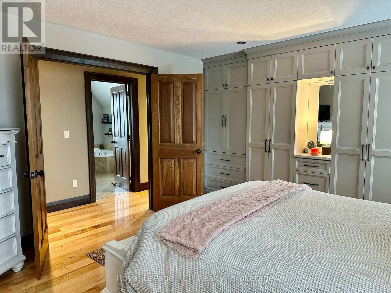 












241 4TH STREET CRESCENT

,
Hanover,




Ontario
N4N3S9

