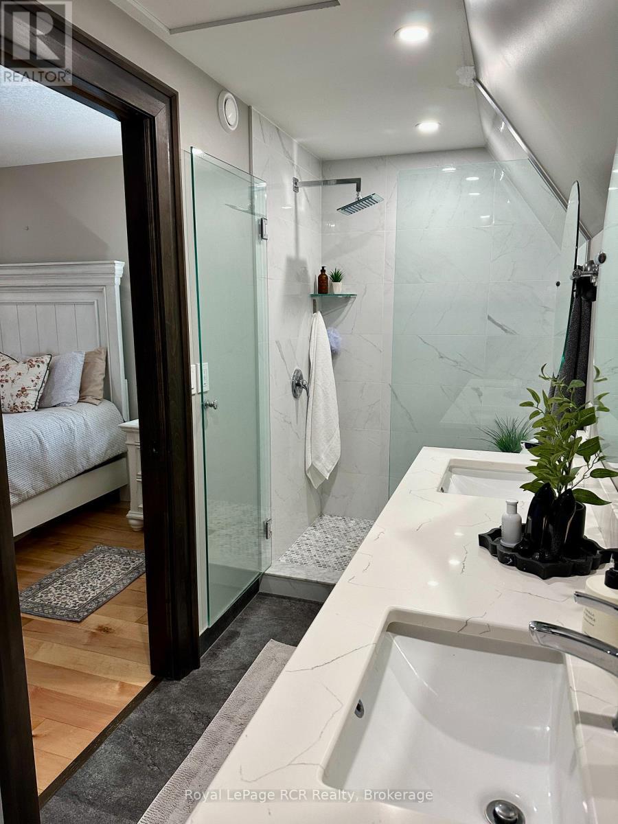 












241 4TH STREET CRESCENT

,
Hanover,




Ontario
N4N3S9

