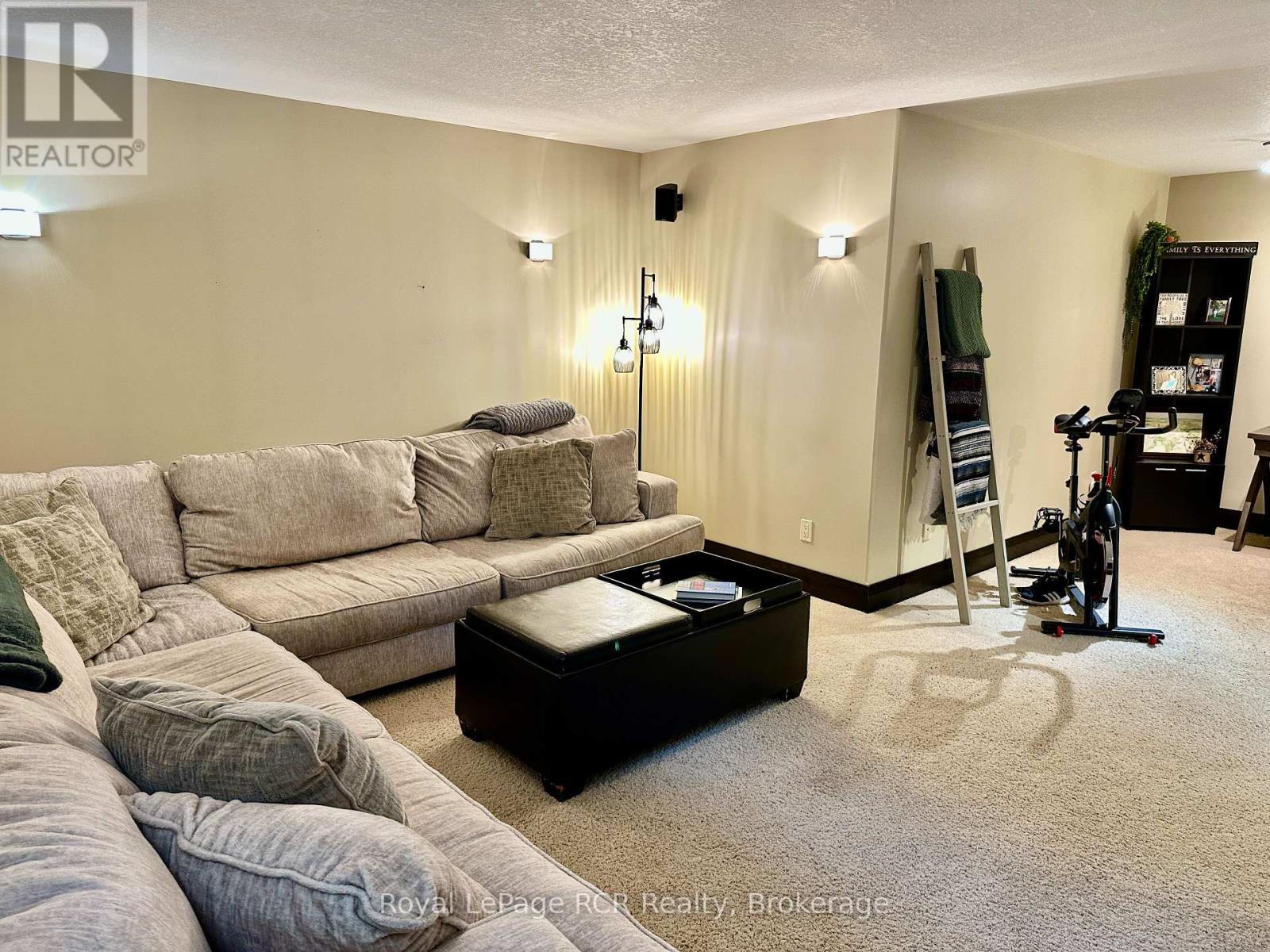 












241 4TH STREET CRESCENT

,
Hanover,




Ontario
N4N3S9

