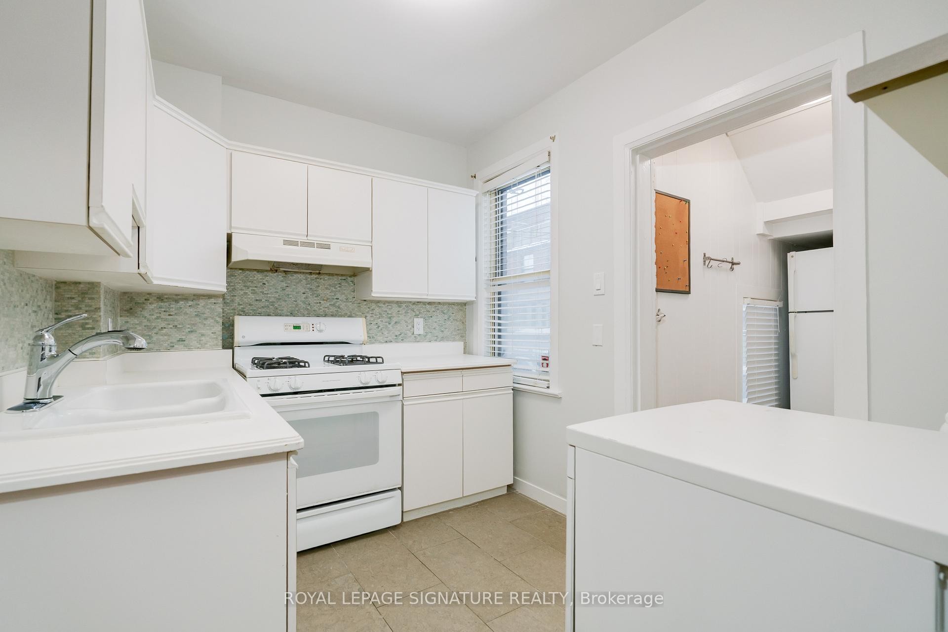 









27


Hillsboro

Avenue,
Toronto,




ON
M5R 1S6

