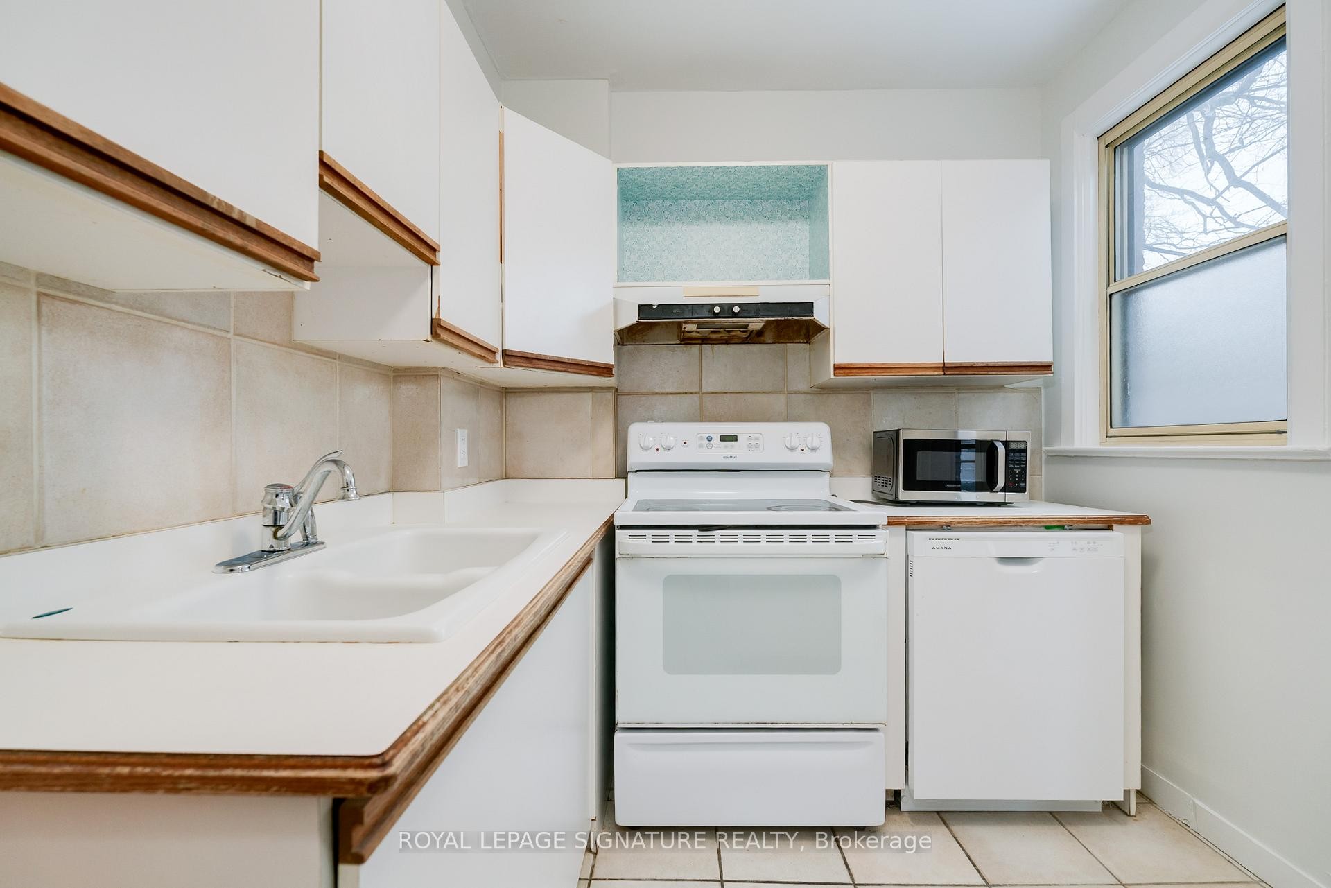 









27


Hillsboro

Avenue,
Toronto,




ON
M5R 1S6

