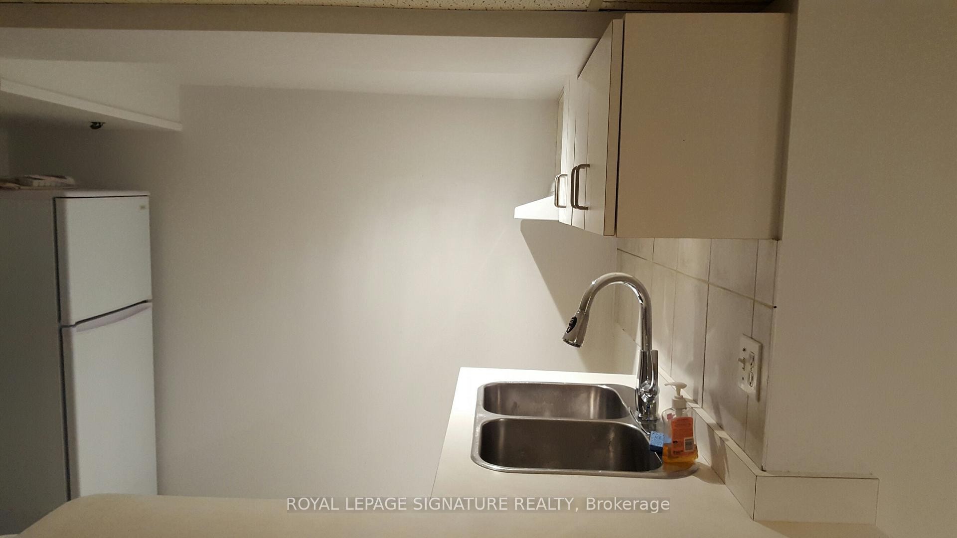 









27


Hillsboro

Avenue,
Toronto,




ON
M5R 1S6

