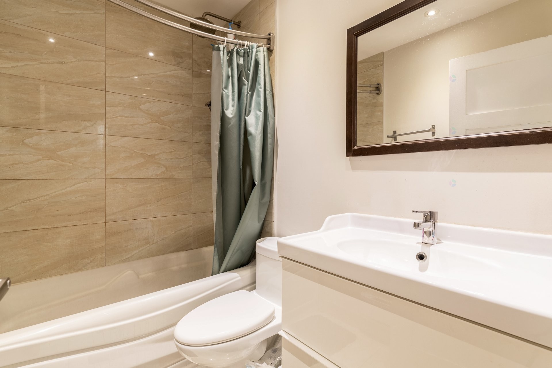 









3552


Rue St-Dominique

,
Montréal (Le Plateau-Mont-Royal),




QC
H2X2X4

