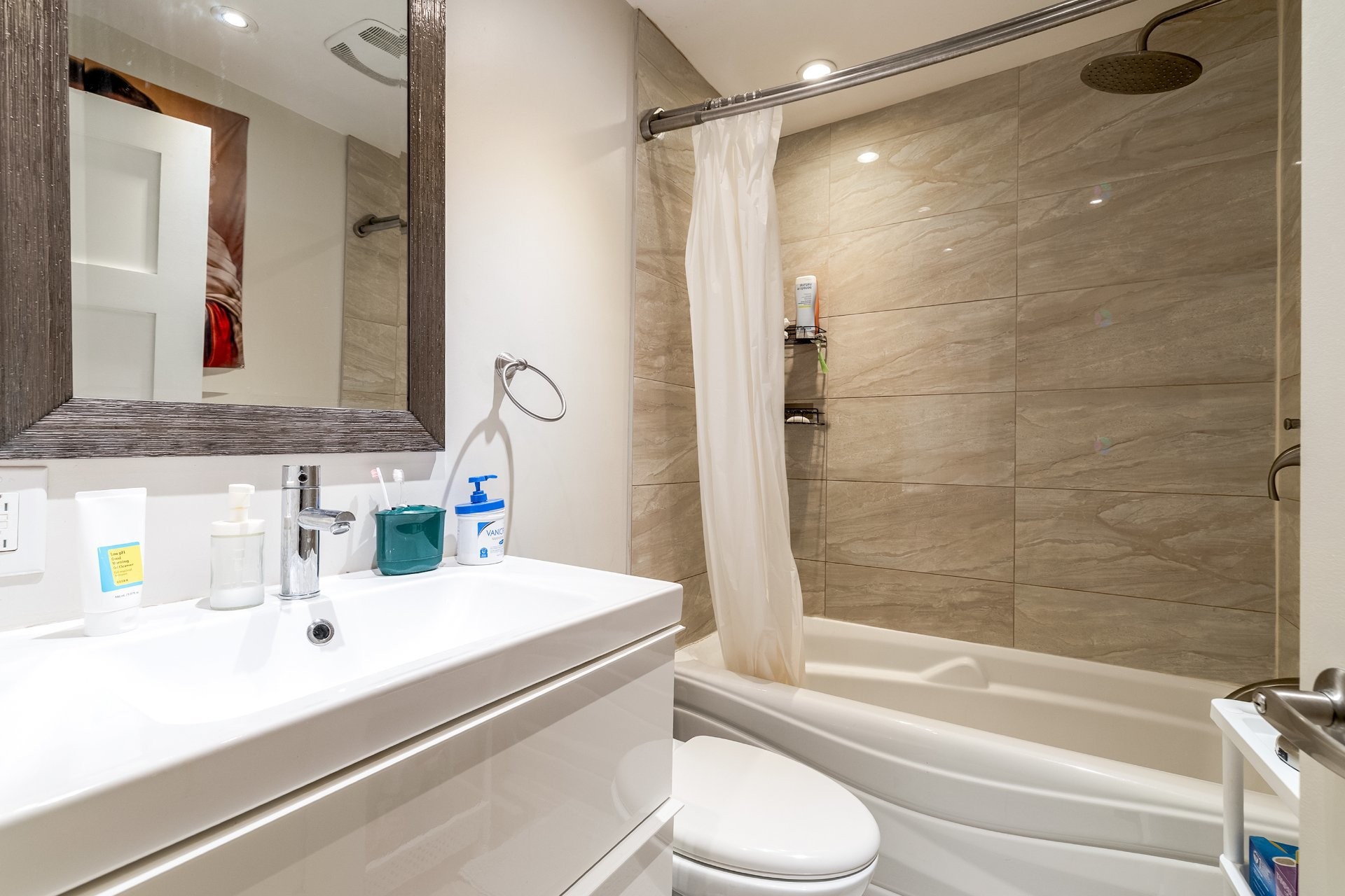 









3564


Rue St-Dominique

,
Montréal (Le Plateau-Mont-Royal),




QC
H2X2X4

