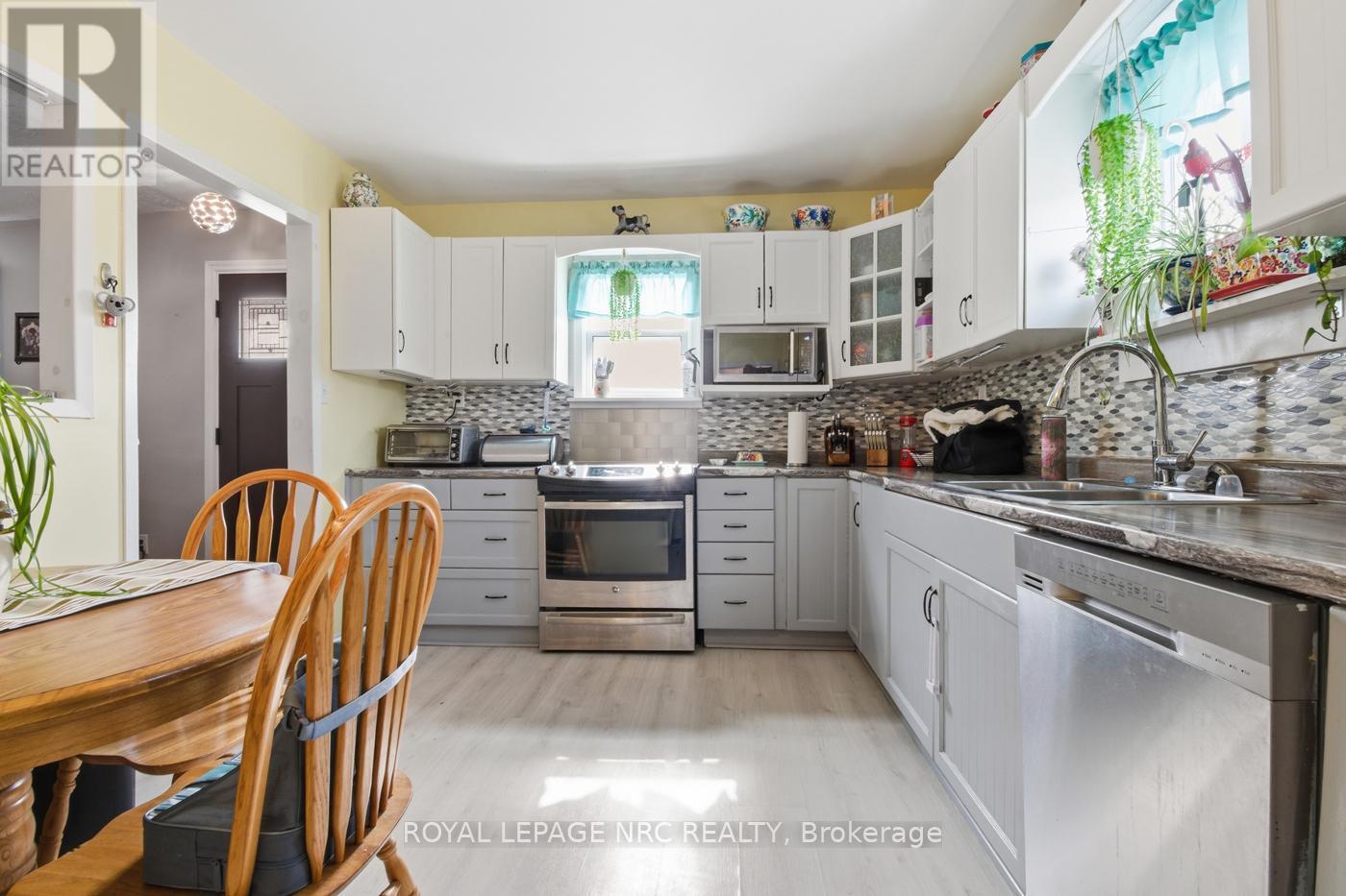 












595 LINCOLN STREET

,
Welland (Lincoln/Crowland),




Ontario
L3B4R1

