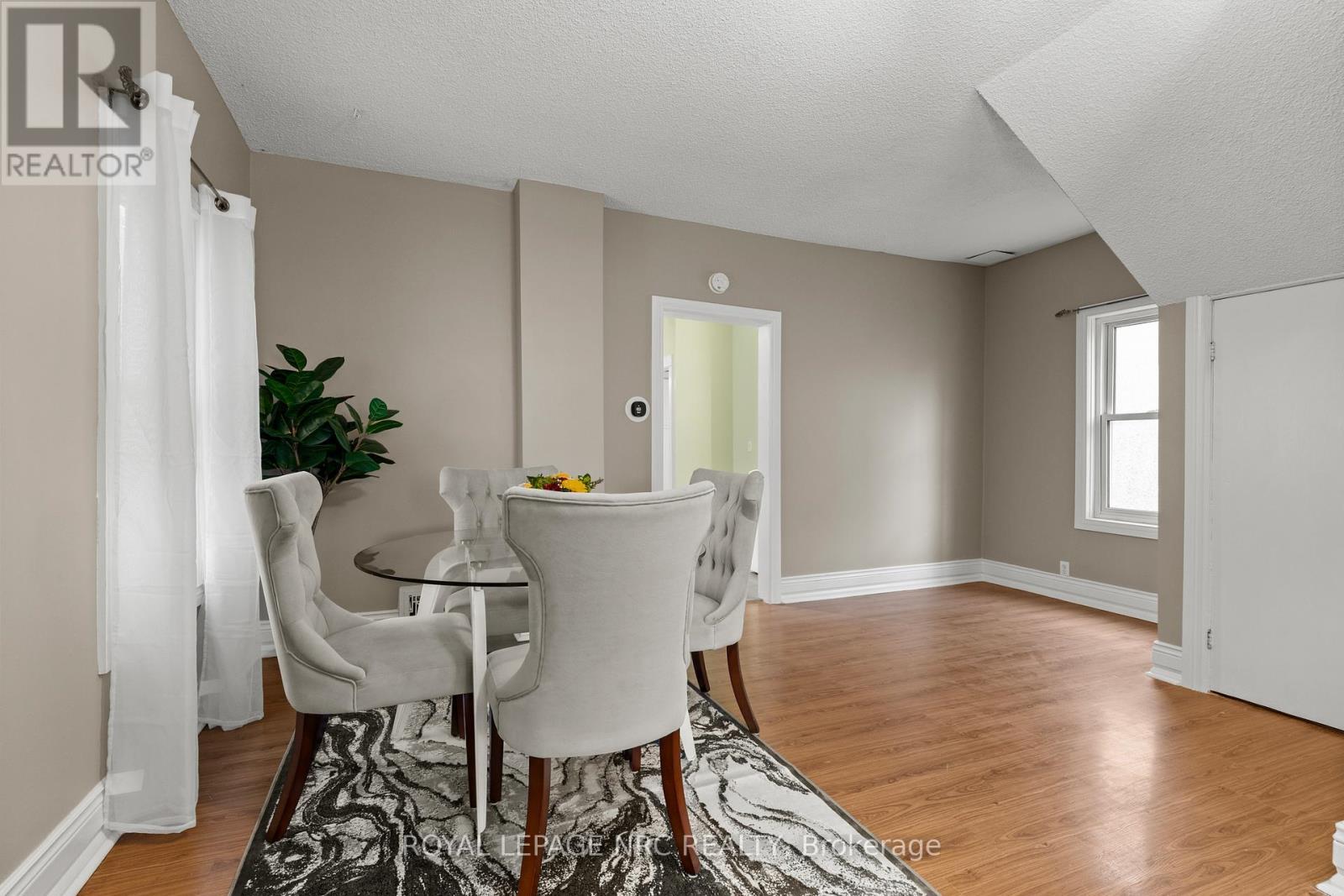 












22 DENISTOUN STREET

,
Welland (Broadway),




Ontario
L3C1T9

