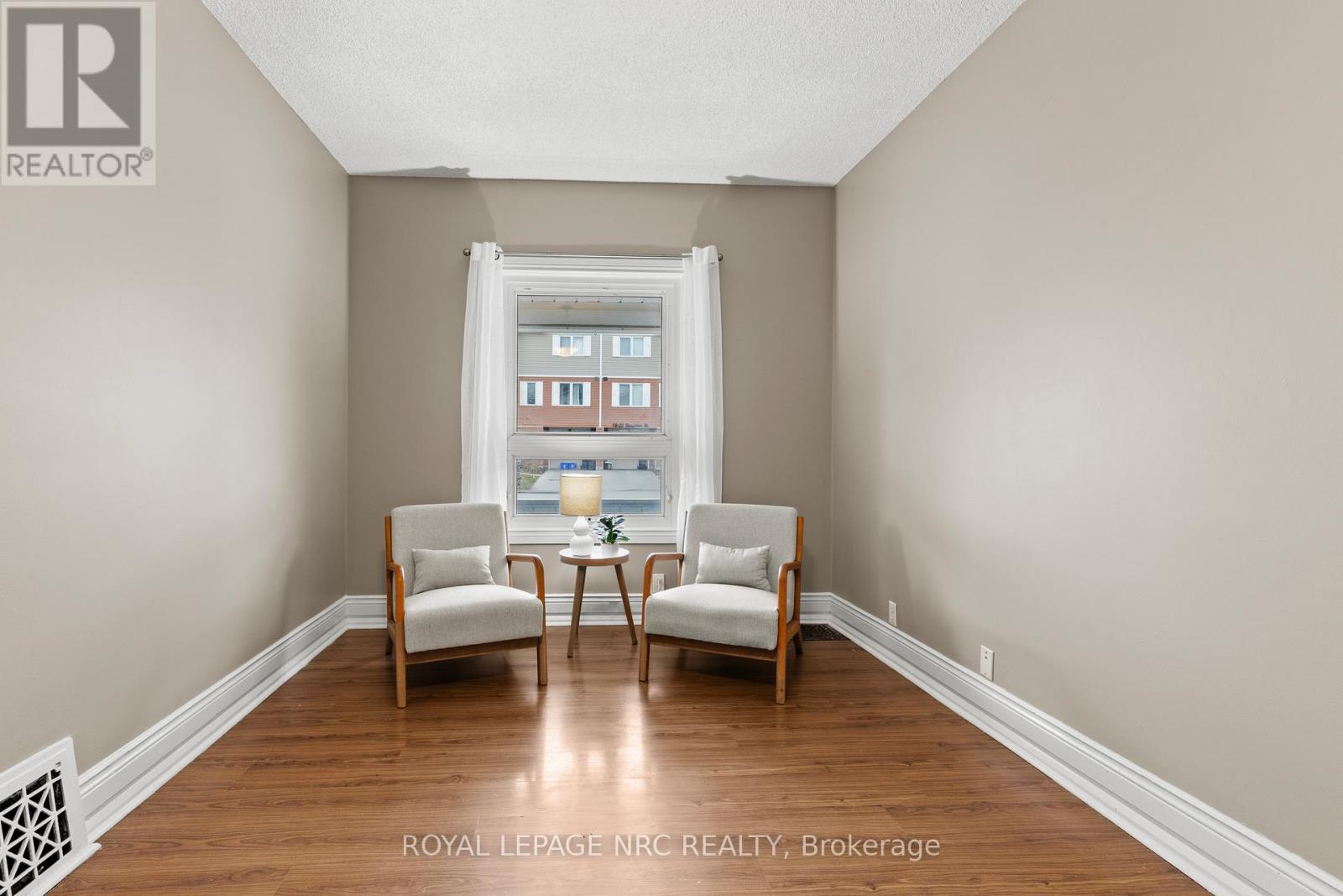 












22 DENISTOUN STREET

,
Welland (Broadway),




Ontario
L3C1T9

