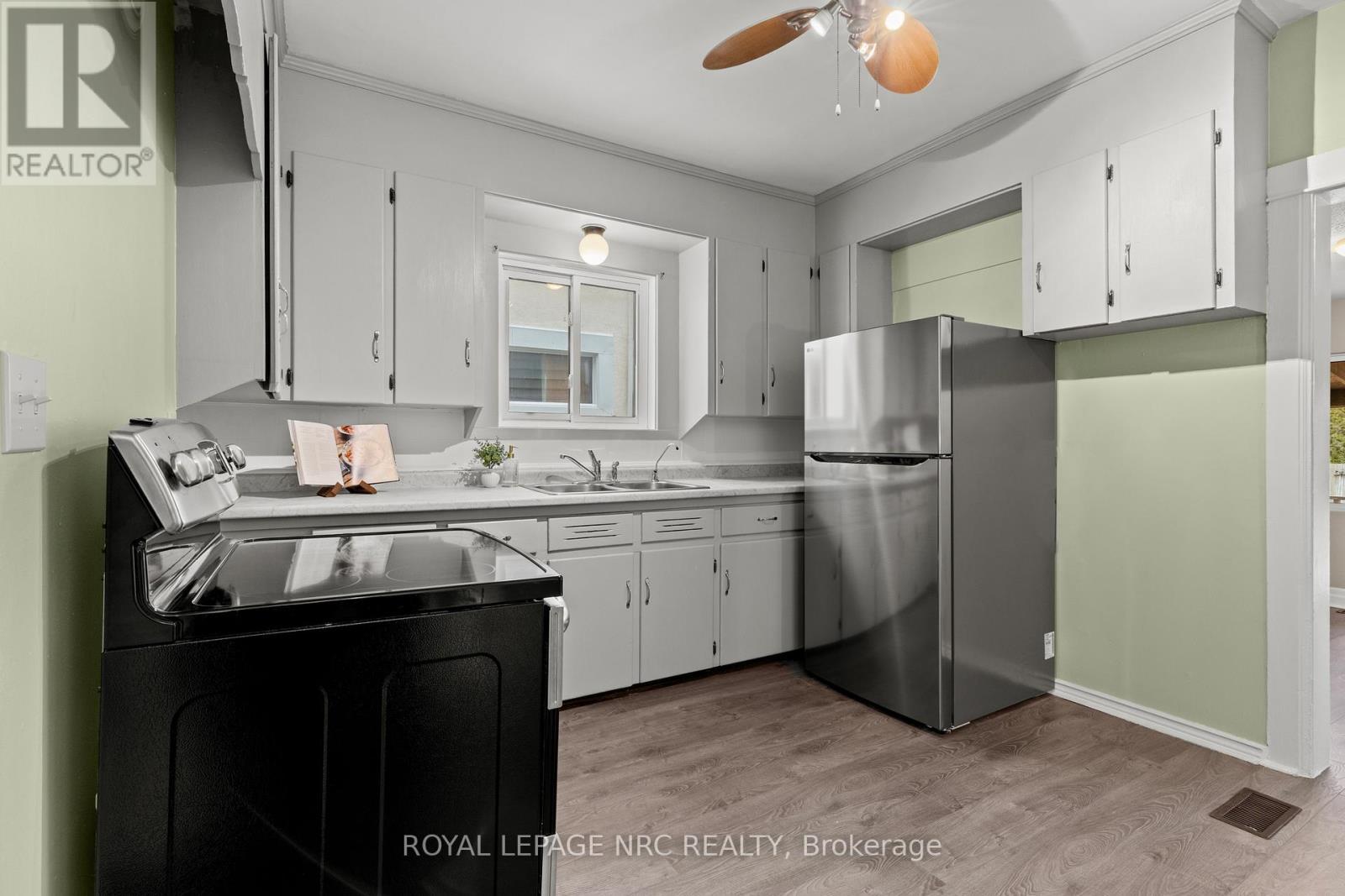 












22 DENISTOUN STREET

,
Welland (Broadway),




Ontario
L3C1T9

