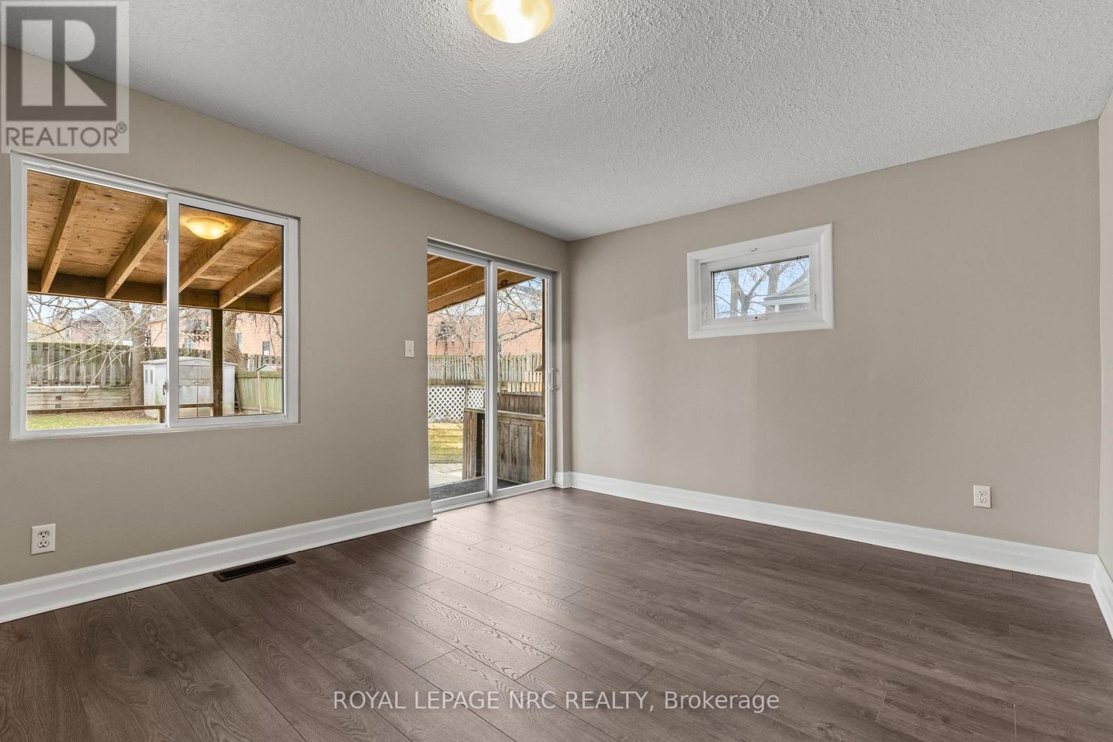 












22 DENISTOUN STREET

,
Welland (Broadway),




Ontario
L3C1T9

