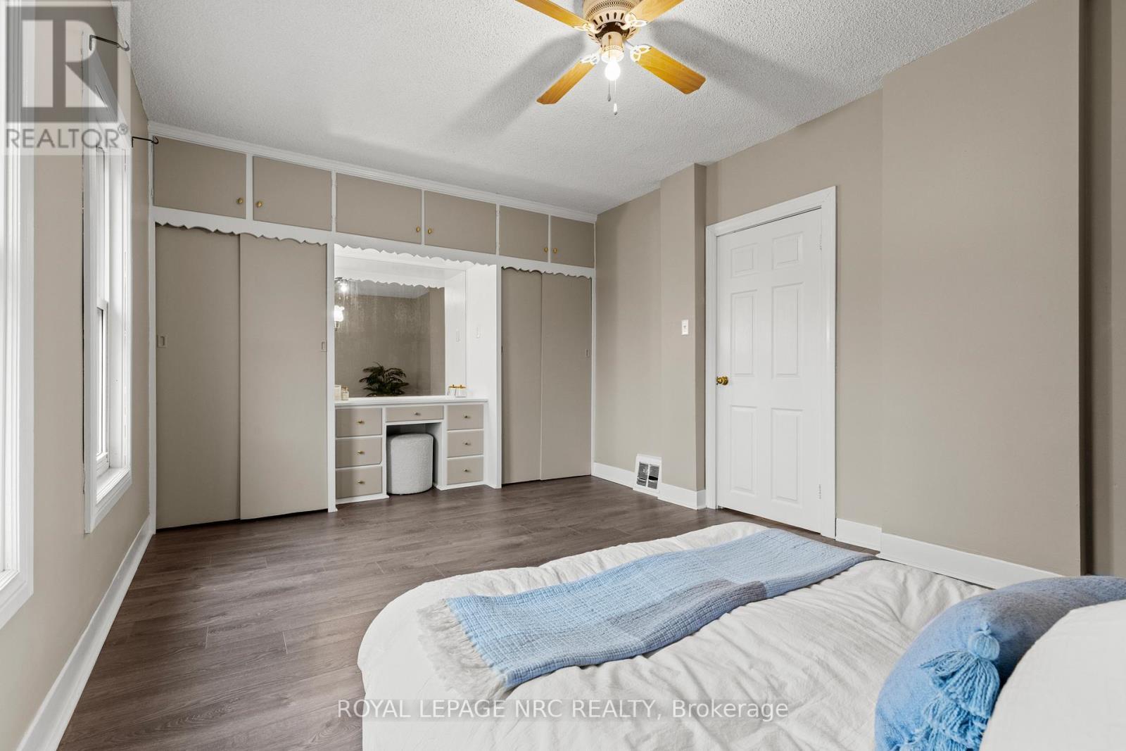 












22 DENISTOUN STREET

,
Welland (Broadway),




Ontario
L3C1T9

