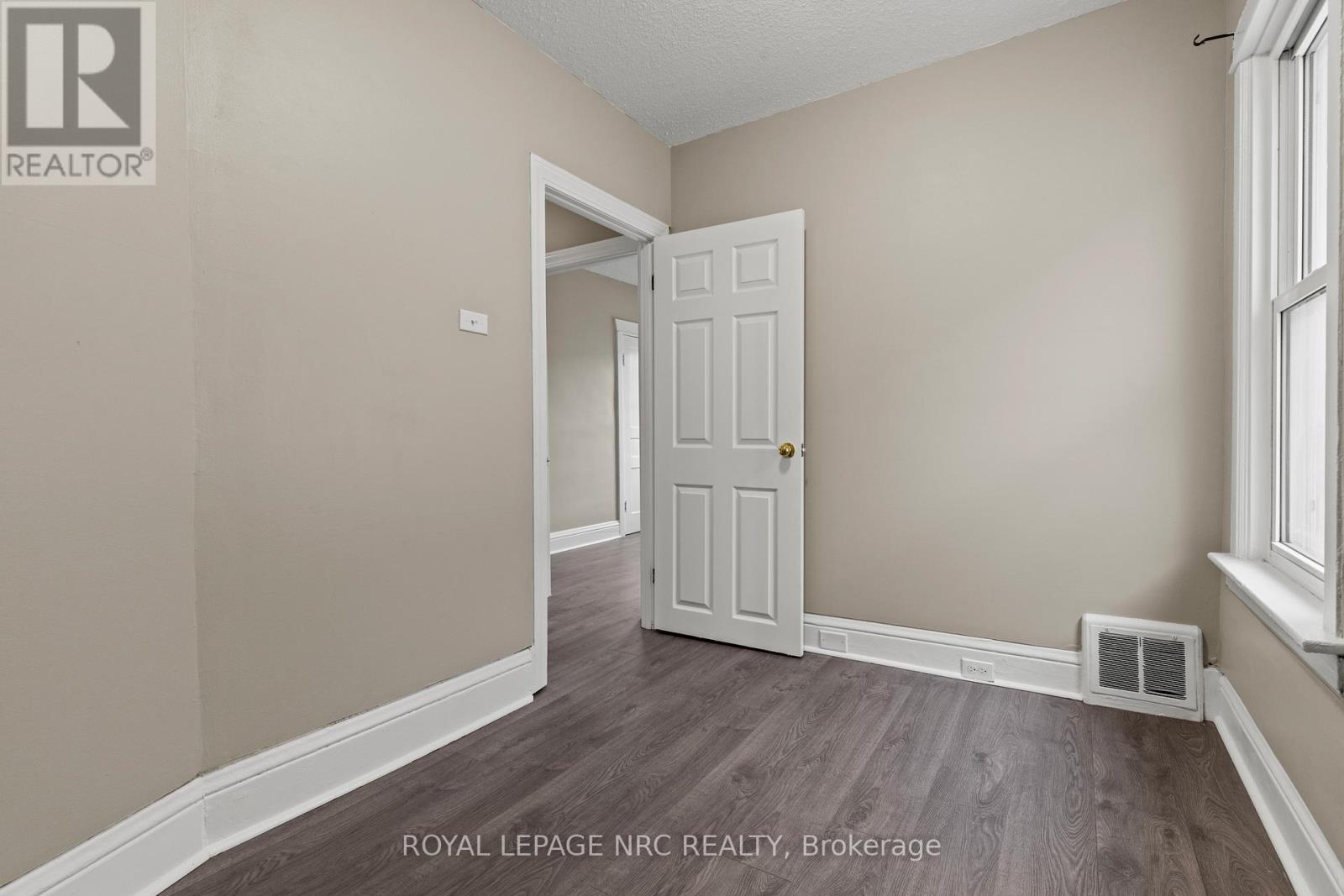 












22 DENISTOUN STREET

,
Welland (Broadway),




Ontario
L3C1T9

