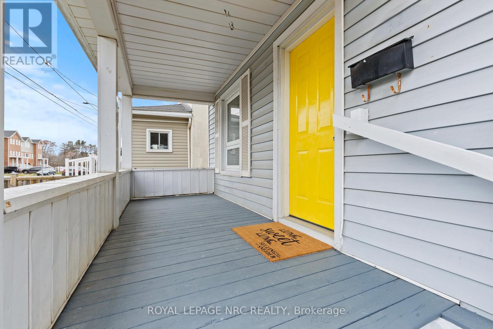 












22 DENISTOUN STREET

,
Welland (Broadway),




Ontario
L3C1T9

