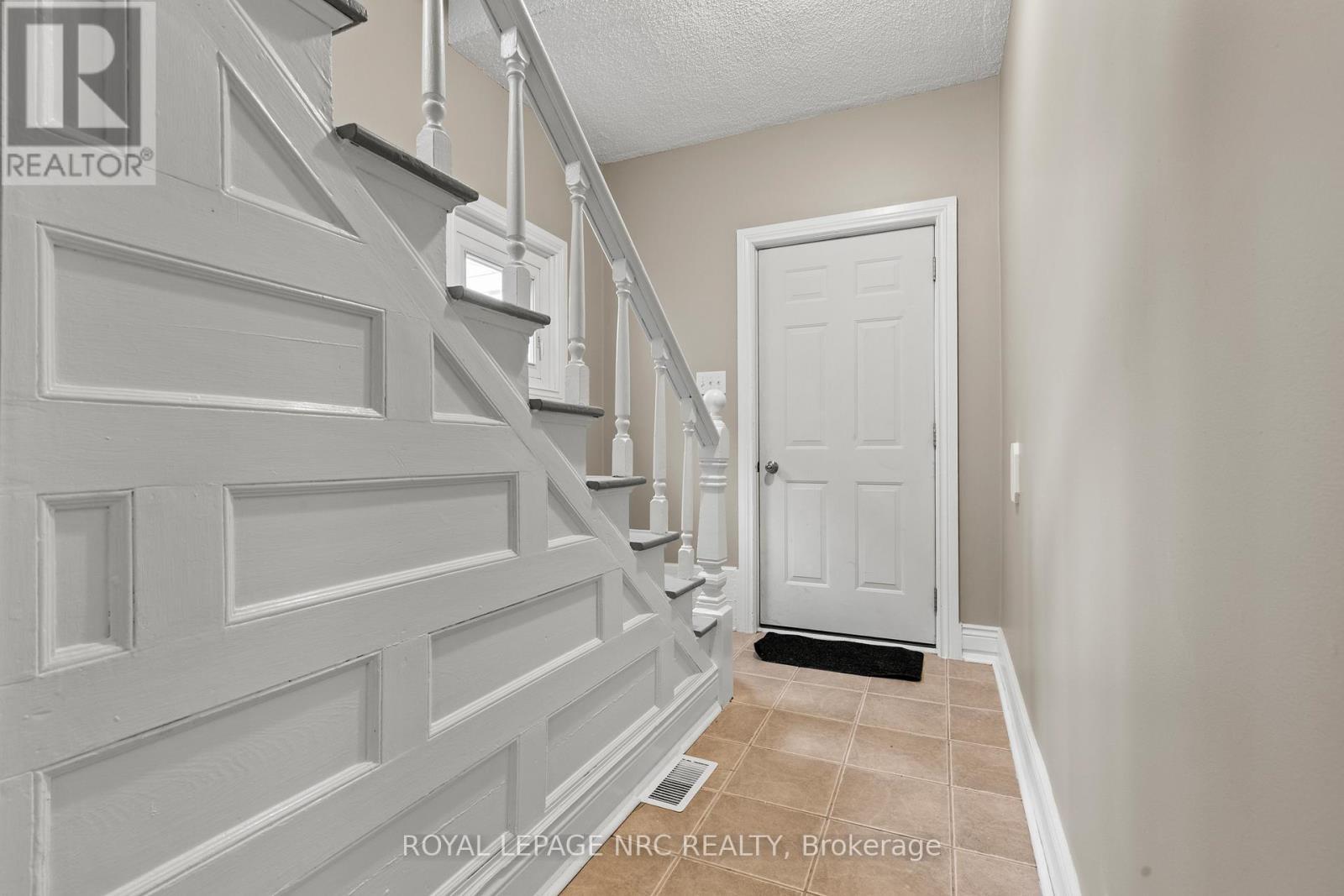 












22 DENISTOUN STREET

,
Welland (Broadway),




Ontario
L3C1T9

