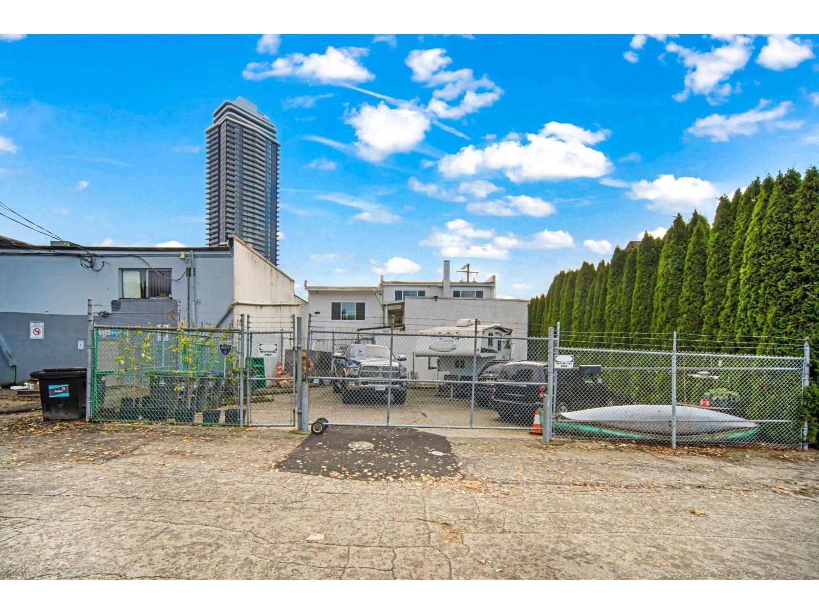 












13585 KING GEORGE BOULEVARD

,
Surrey,




British Columbia
V3T2V1

