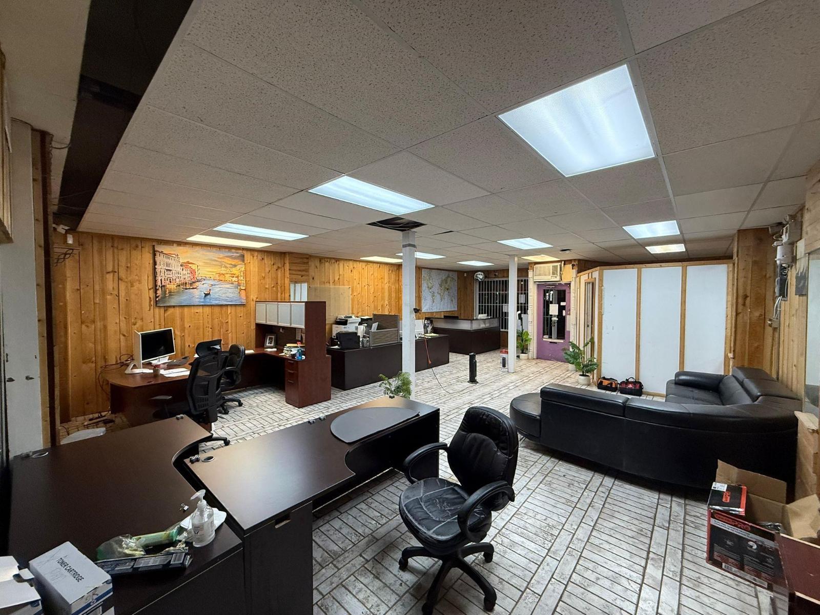 












13585 KING GEORGE BOULEVARD

,
Surrey,




British Columbia
V3T2V1

