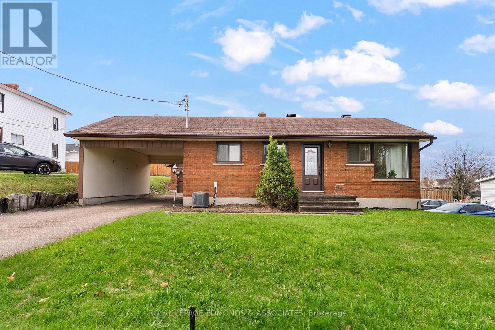 












90 DEACON STREET

,
Pembroke,




Ontario
K8A2J4

