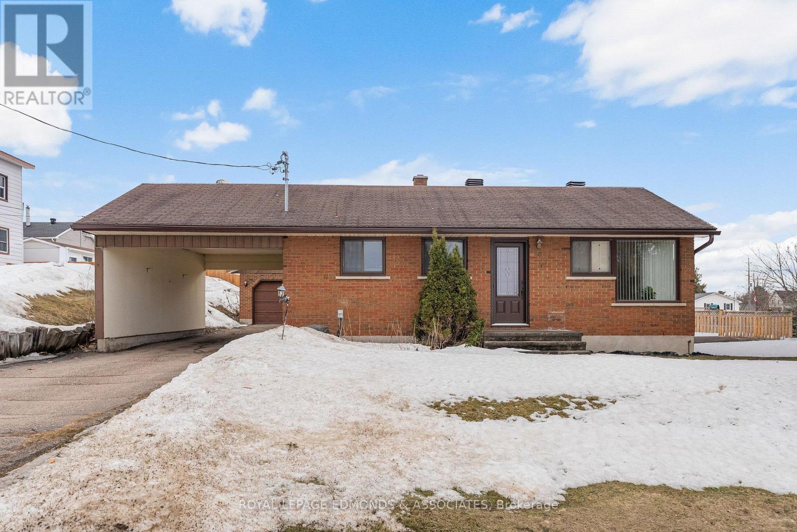 












90 DEACON STREET

,
Pembroke,




Ontario
K8A2J4

