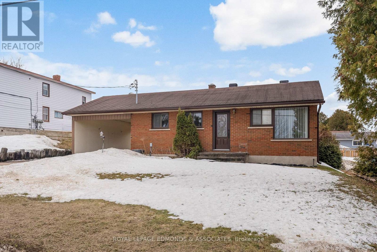 












90 DEACON STREET

,
Pembroke,




Ontario
K8A2J4

