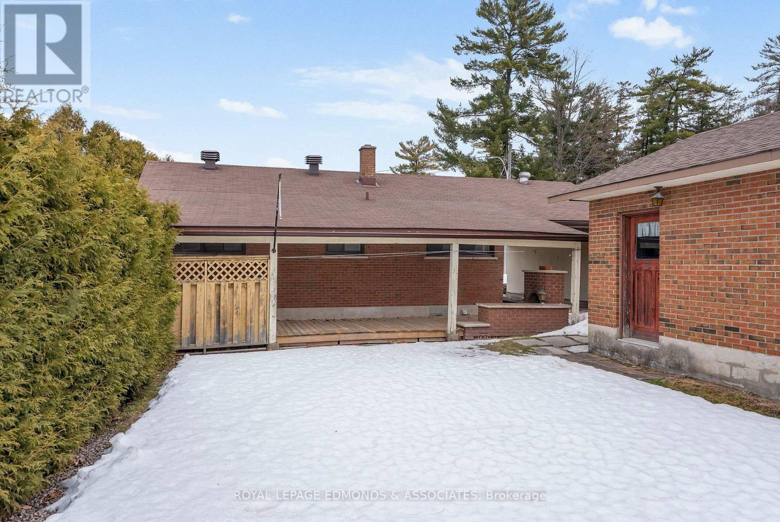 












90 DEACON STREET

,
Pembroke,




Ontario
K8A2J4

