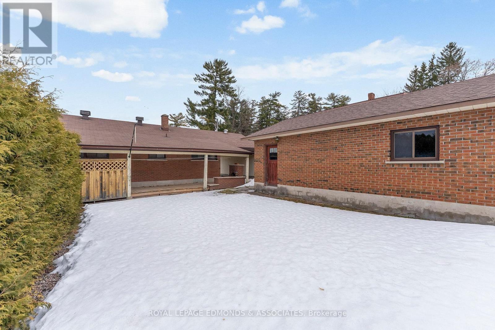 












90 DEACON STREET

,
Pembroke,




Ontario
K8A2J4

