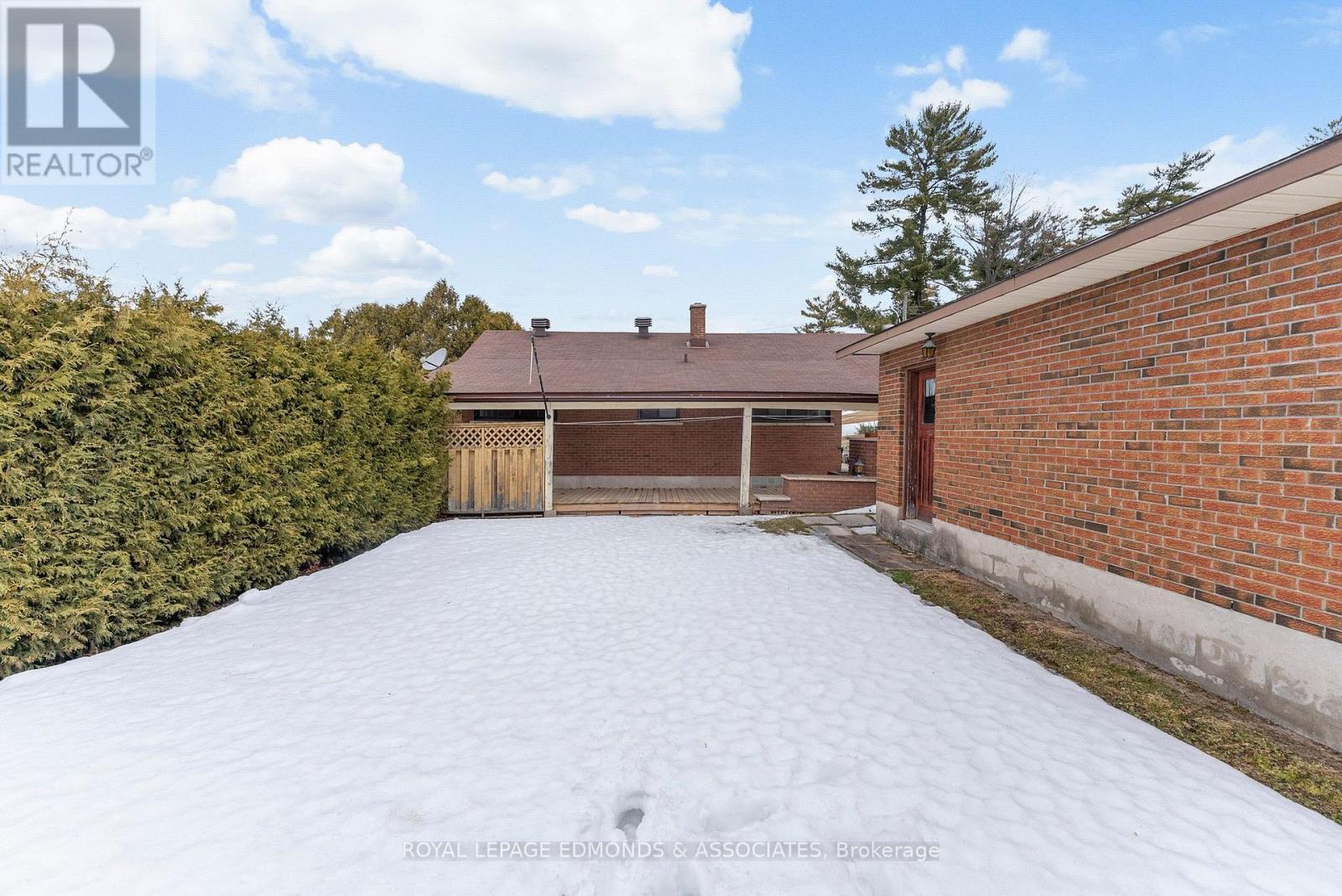 












90 DEACON STREET

,
Pembroke,




Ontario
K8A2J4

