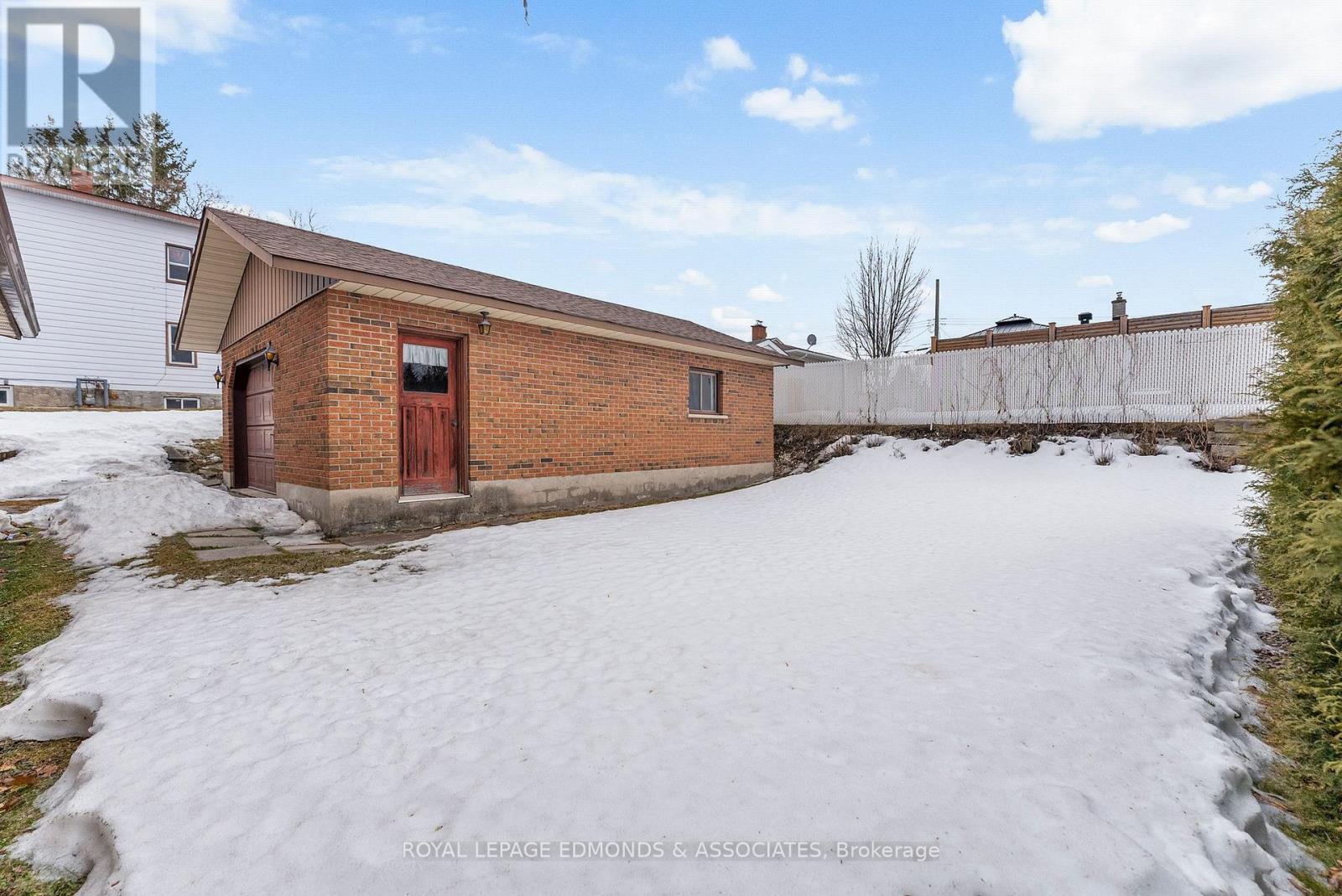 












90 DEACON STREET

,
Pembroke,




Ontario
K8A2J4


