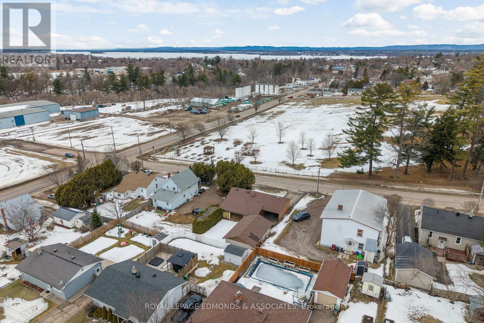 












90 DEACON STREET

,
Pembroke,




Ontario
K8A2J4

